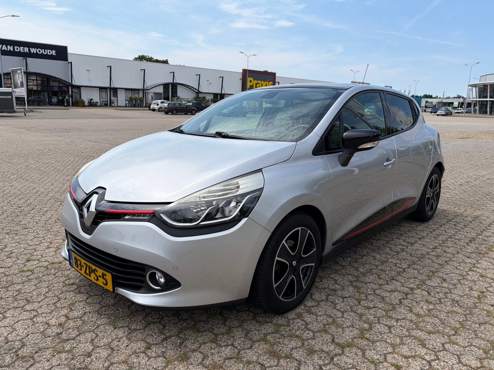 Renault Clio 0.9 TCE / Pano dak / Cruise & Climate Control, Voorwielaandrijving, Stof, 40 €/maand, Zwart