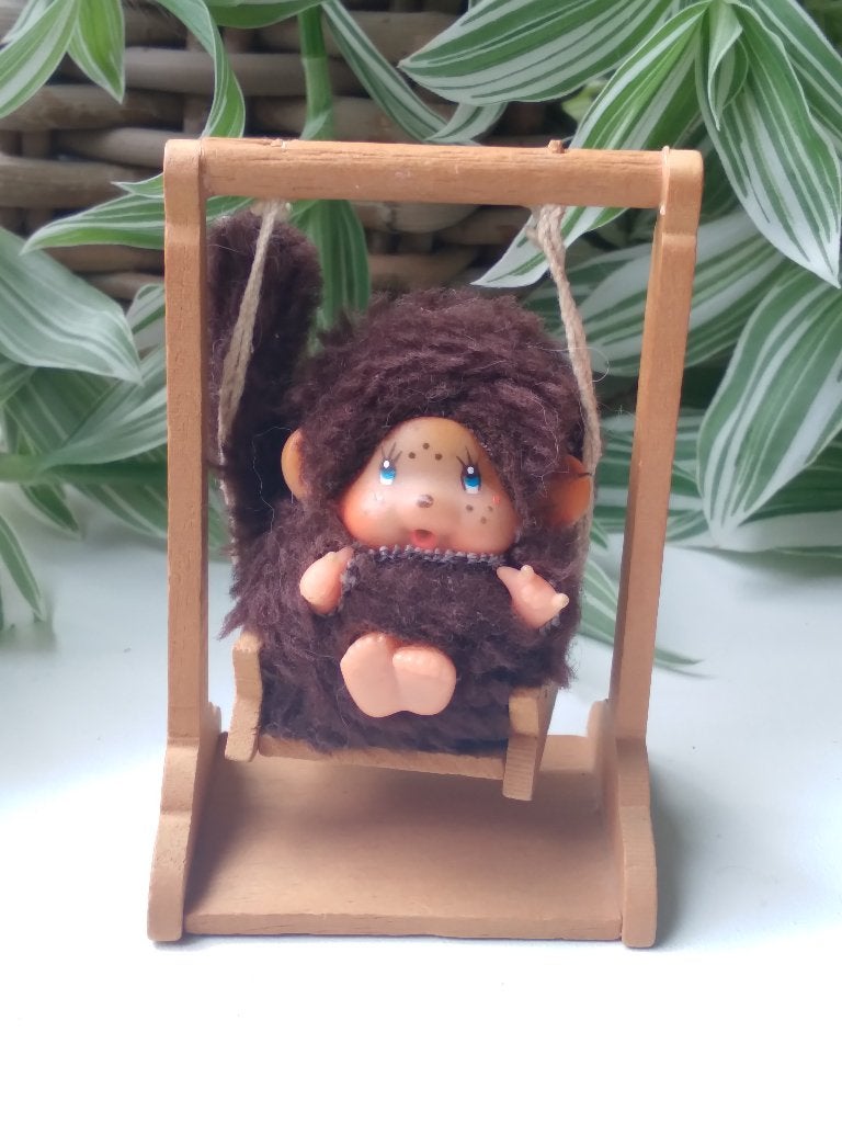 Baby-monchhichi op schommel, Ophalen of Verzenden, Zo goed als nieuw