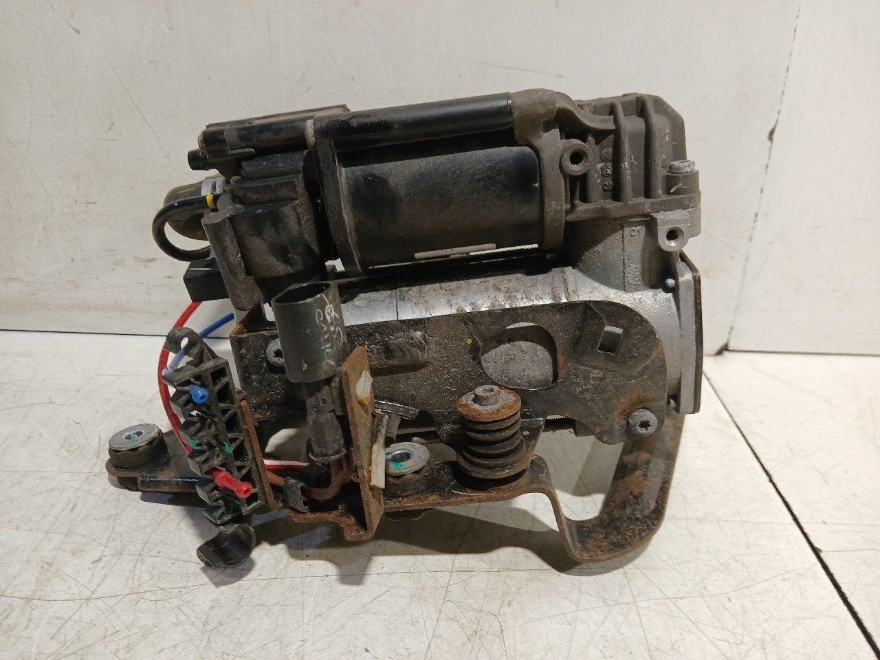 Luchtpomp vering BMW 5 serie, Onderdelen@venauto.nl, Van der Ven Autorecycling B.V., Gebruikt, Ettenseweg 76, 4706 PB Roosendaal, The Netherlands