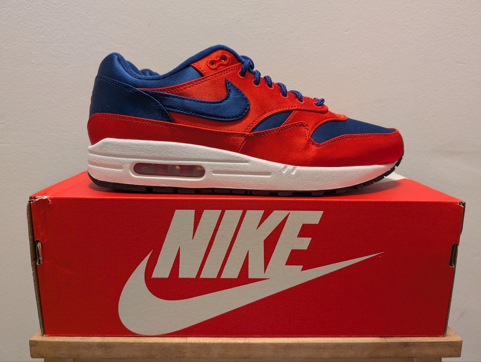 Nike Air Max 1 Satin University Red Deep Royal Blue 43, Nike air max, Overige kleuren, Nieuw, Ophalen of Verzenden