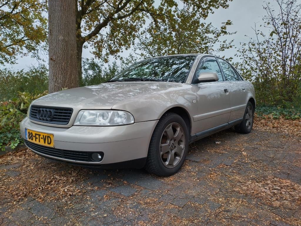 Audi A4 1.6 75KW 2000 Beige, Auto's, A4, Beige, 1200 kg, Handgeschakeld