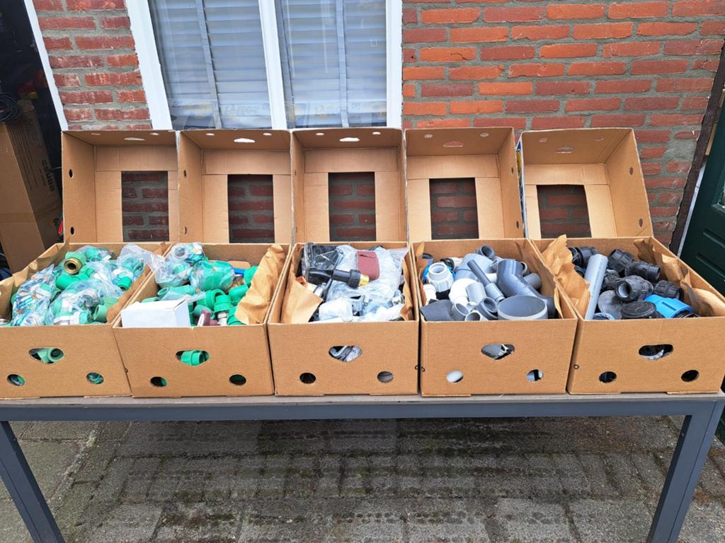 5 dozen installatiemateriaal: waterleiding koppelingen, Ophalen