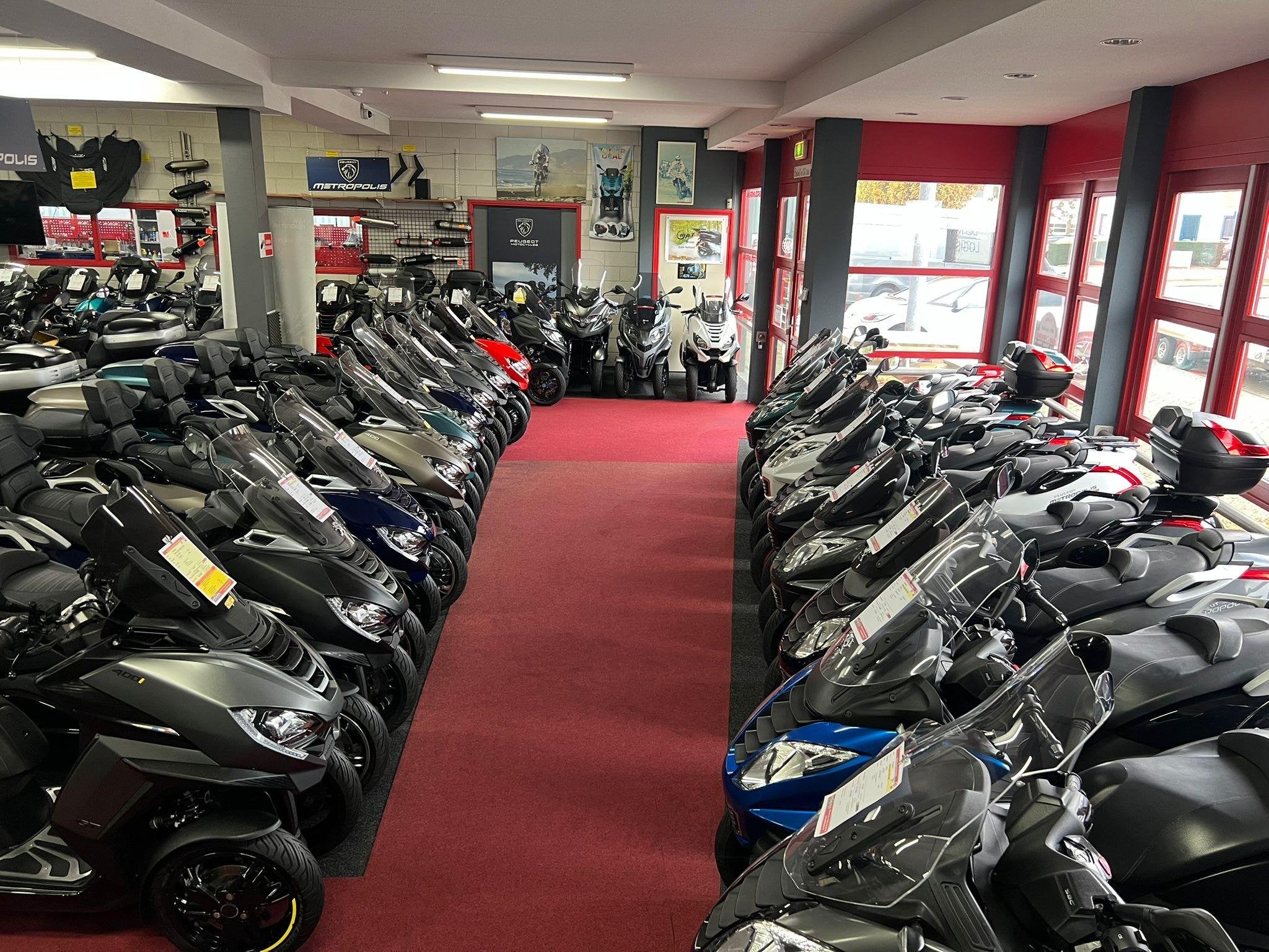 De Grootste Piaggio MP3, Peugeot Metropolis, Yamaha Tricity, Bedrijf, Piaggio Vespa B.V., Customer_service@piaggio.com, Minervum 7272
4817 ZM  Breda, NL