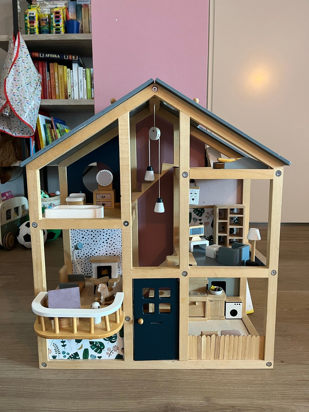 Houten poppenhuis met meubels, Kinderen en Baby's, Speelgoed | Poppenhuizen, Ophalen, Gebruikt, Poppenhuis