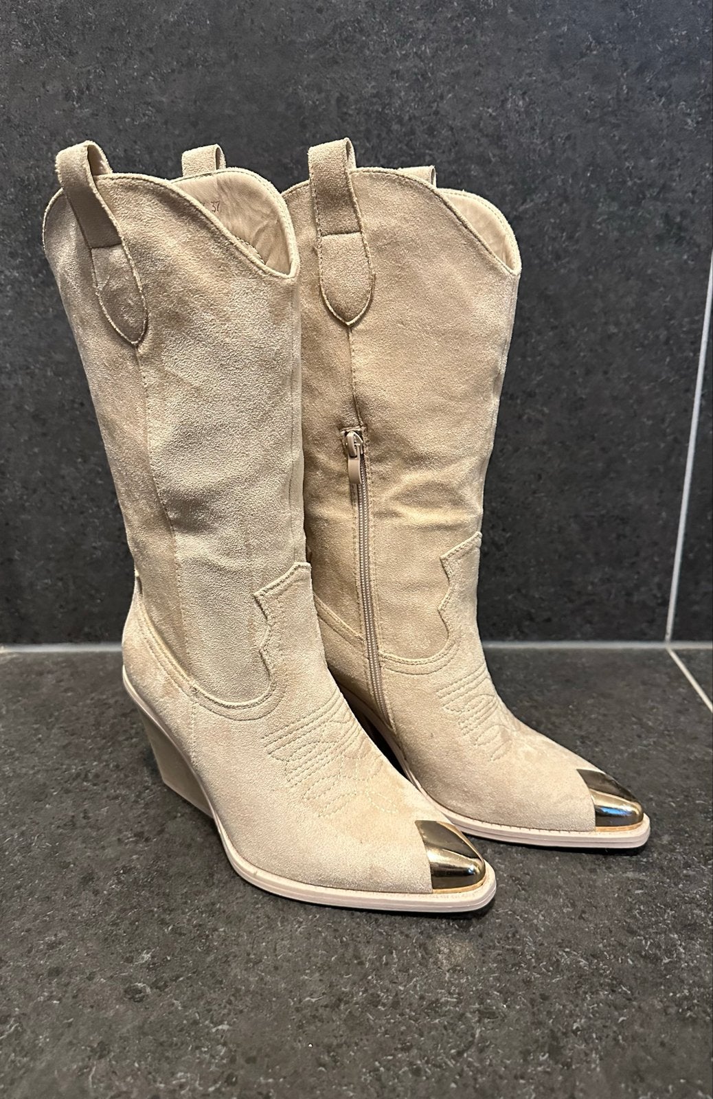 Beige suède cowboylaarzen met gouden neus, maat 37, Beige, Lage of Enkellaarzen, Nieuw, Ophalen of Verzenden