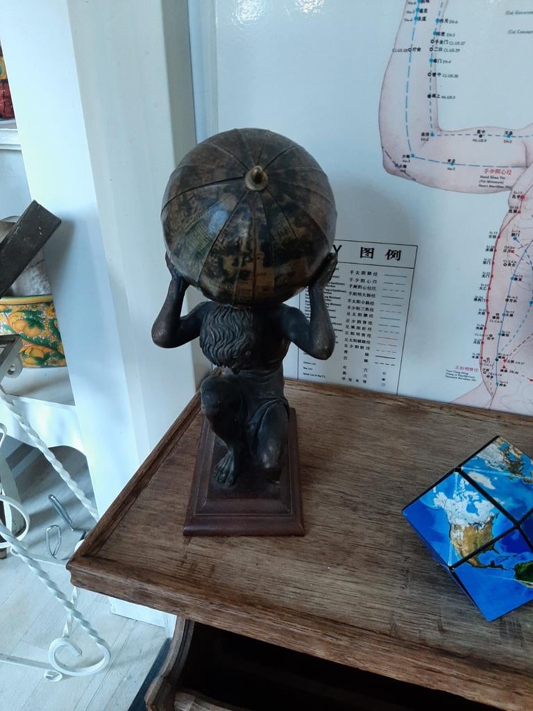 Beeldje van Atlas met wereldbol, Antiek en Kunst, Ophalen of Verzenden