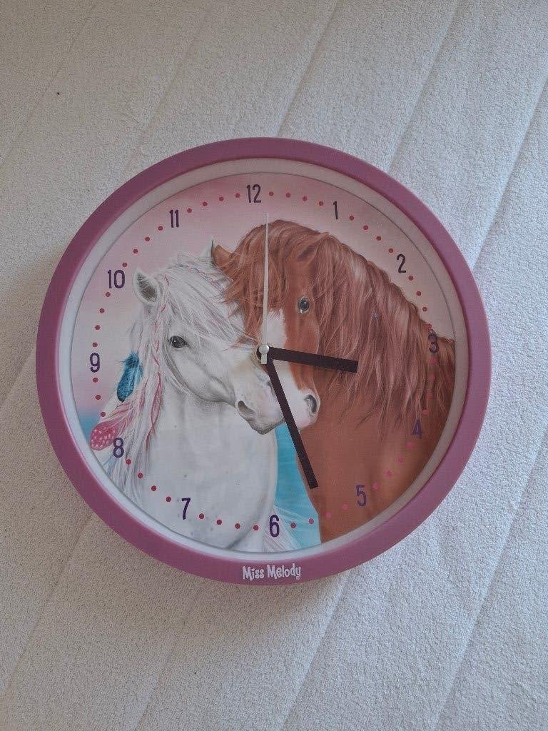 Miss Melody klok paarden roze, Ophalen of Verzenden, Zo goed als nieuw, Werkt op batterijen, Wandklok