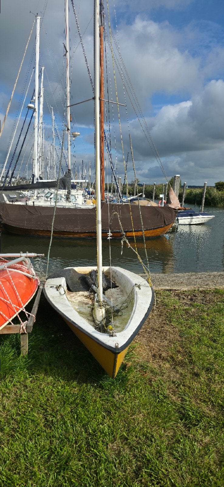 Oud zeilbootje (ca. 4m) - Opkapper gratis af te halen, Watersport en Boten, Gebruikt, 4 m, Overige typen, Polyester