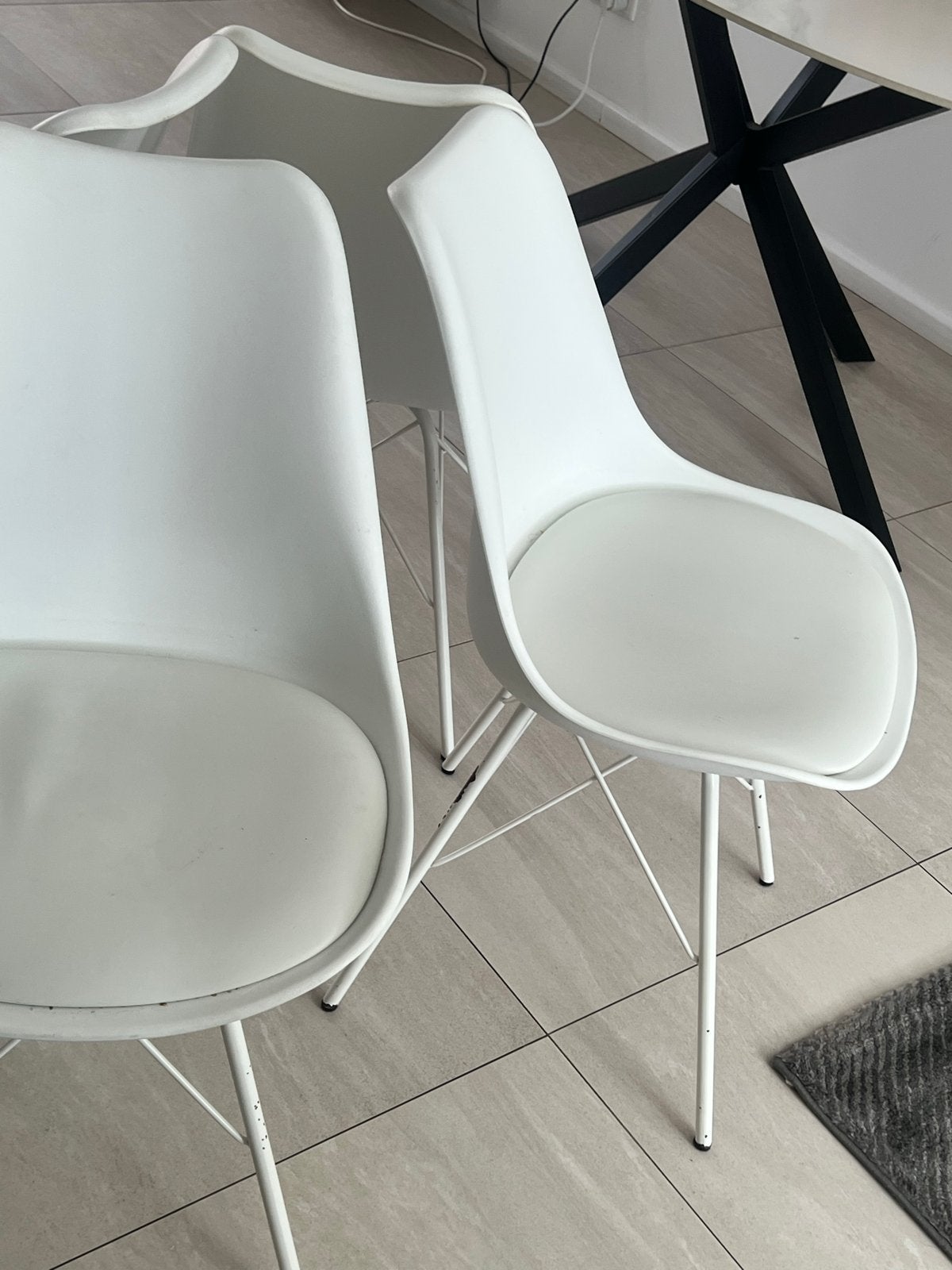 4 witte eetkamerstoelen met metalen onderstel, Ophalen, Kunststof, Gebruikt, Wit