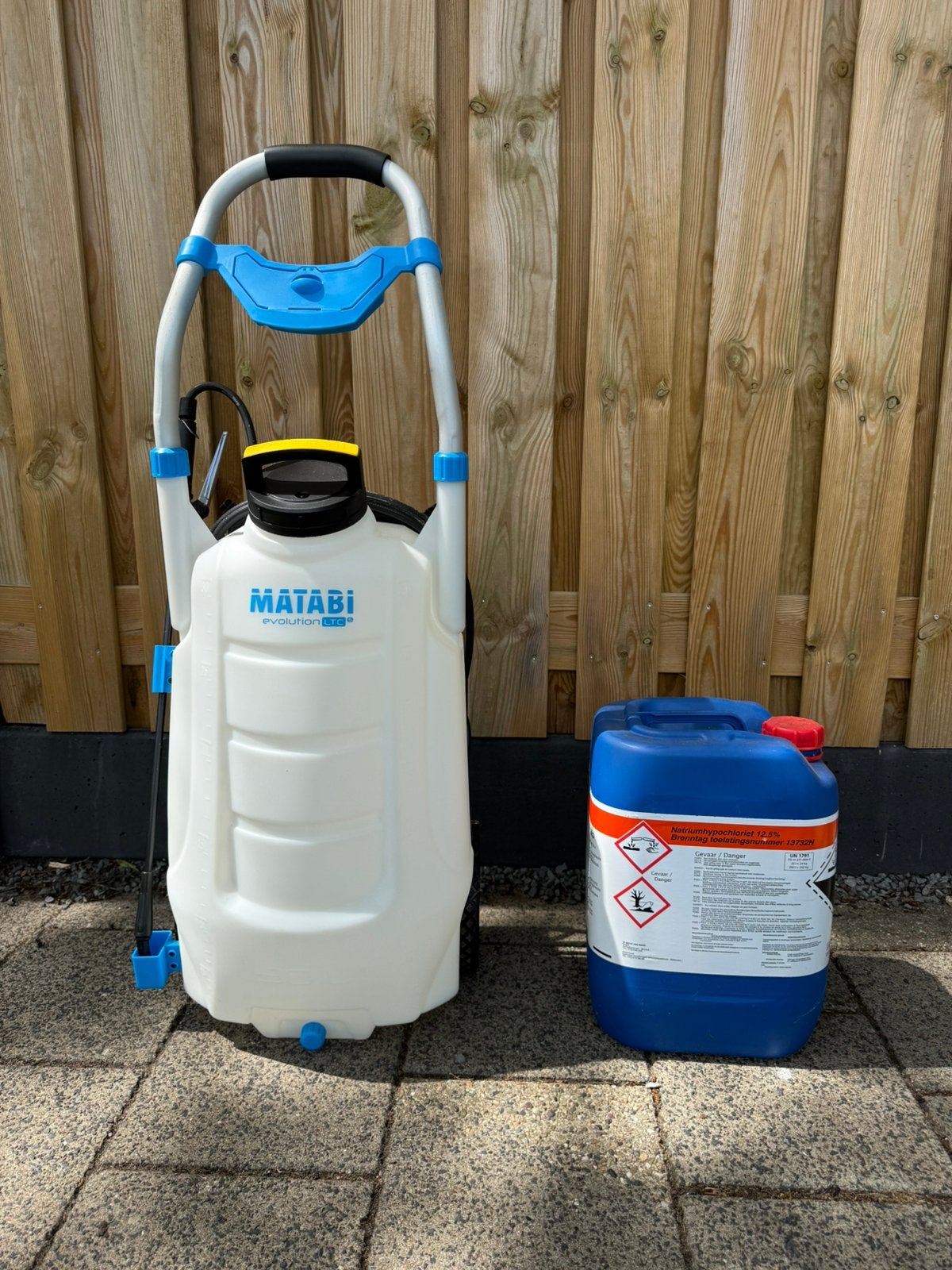 Matabi Evolution 15 LTC accu drukspuit + jerrycan bleekwater, Ophalen, Zo goed als nieuw, Accu