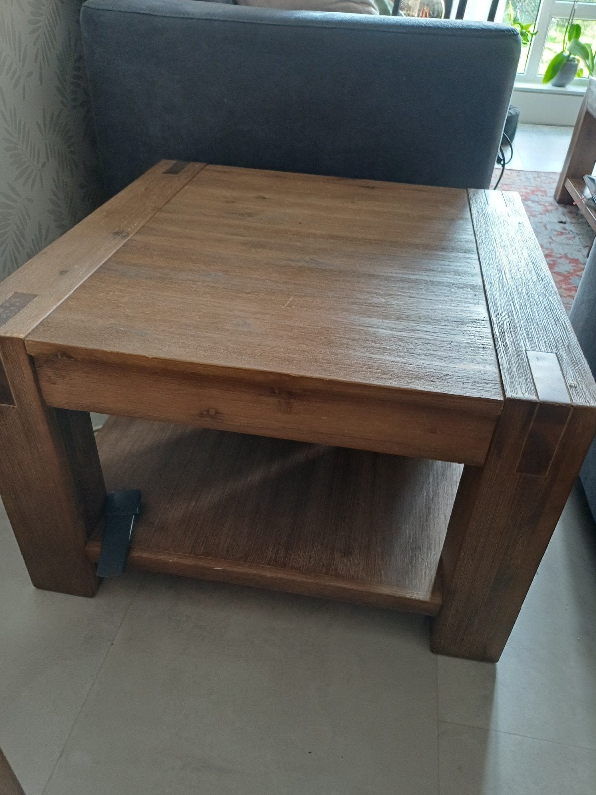 Robuuste houten salontafel met opbergplank, Ophalen, 50 – 75, 50 tot 100 cm, Vierkant