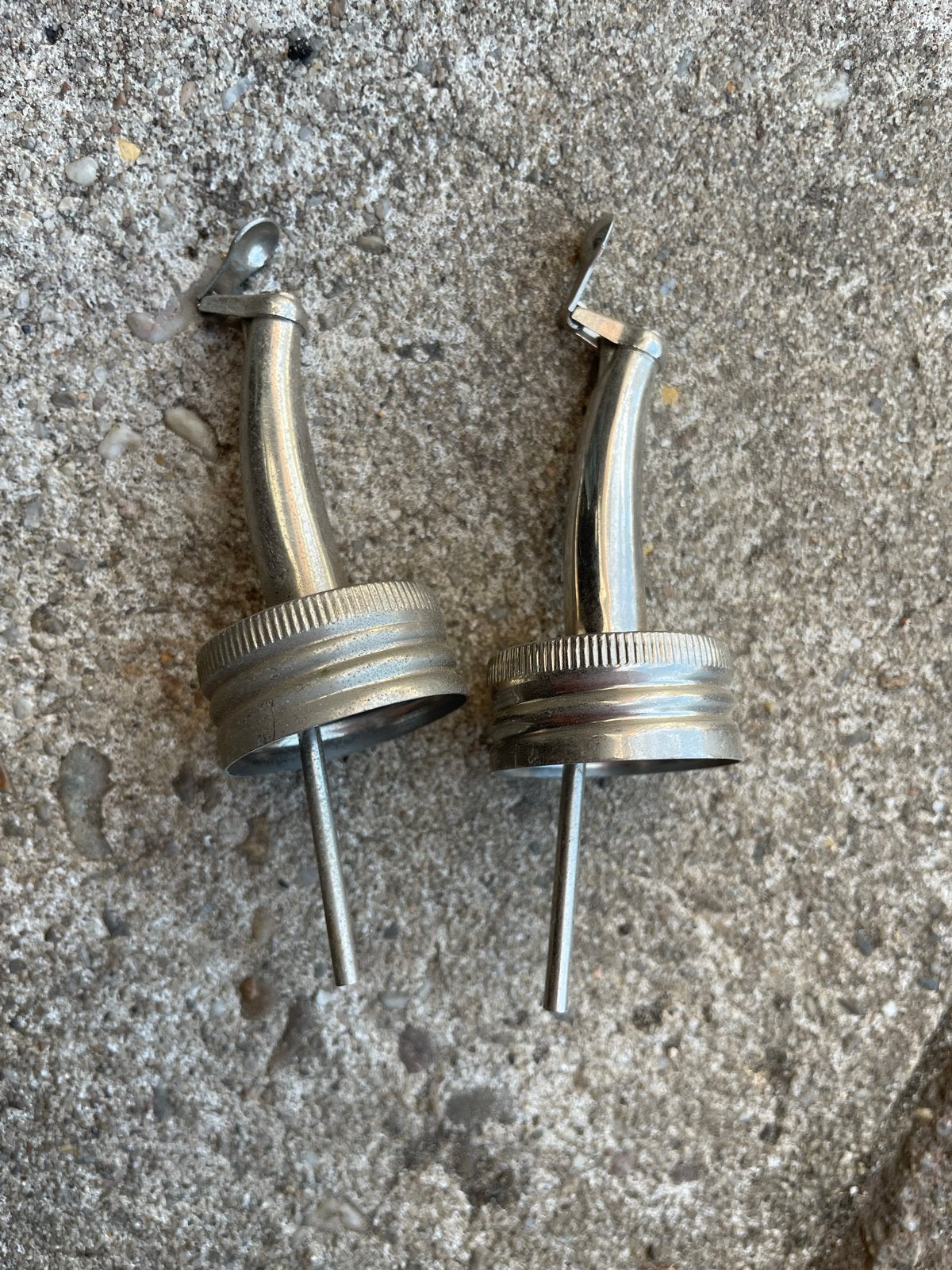 Set van 2 metalen schenktuiten voor flessen, Zilver, Ophalen of Verzenden, Metaal, Overige merken
