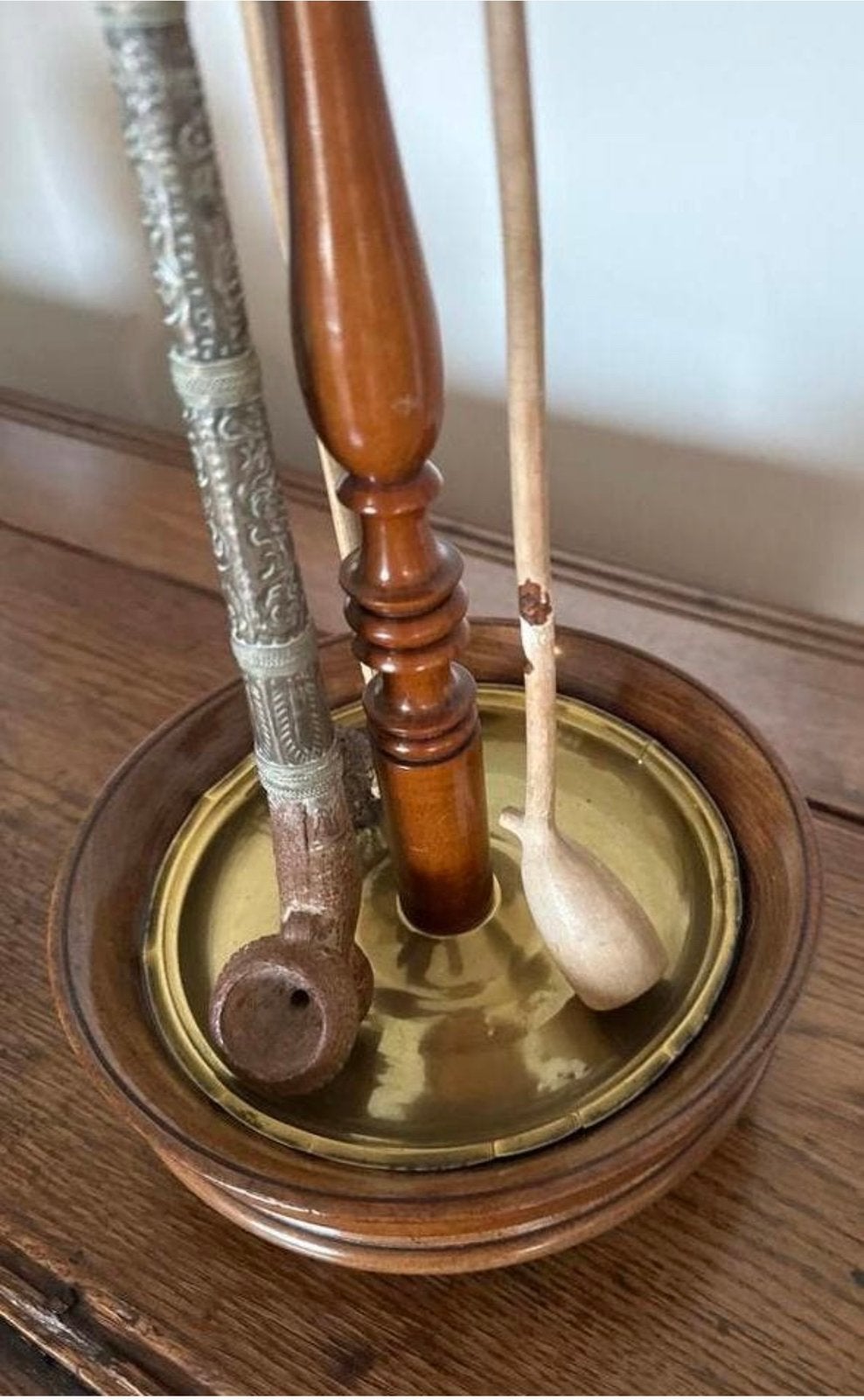 Antiek pijpenrek met 3 pijpen, hout en koper, 54 cm hoog, Ophalen