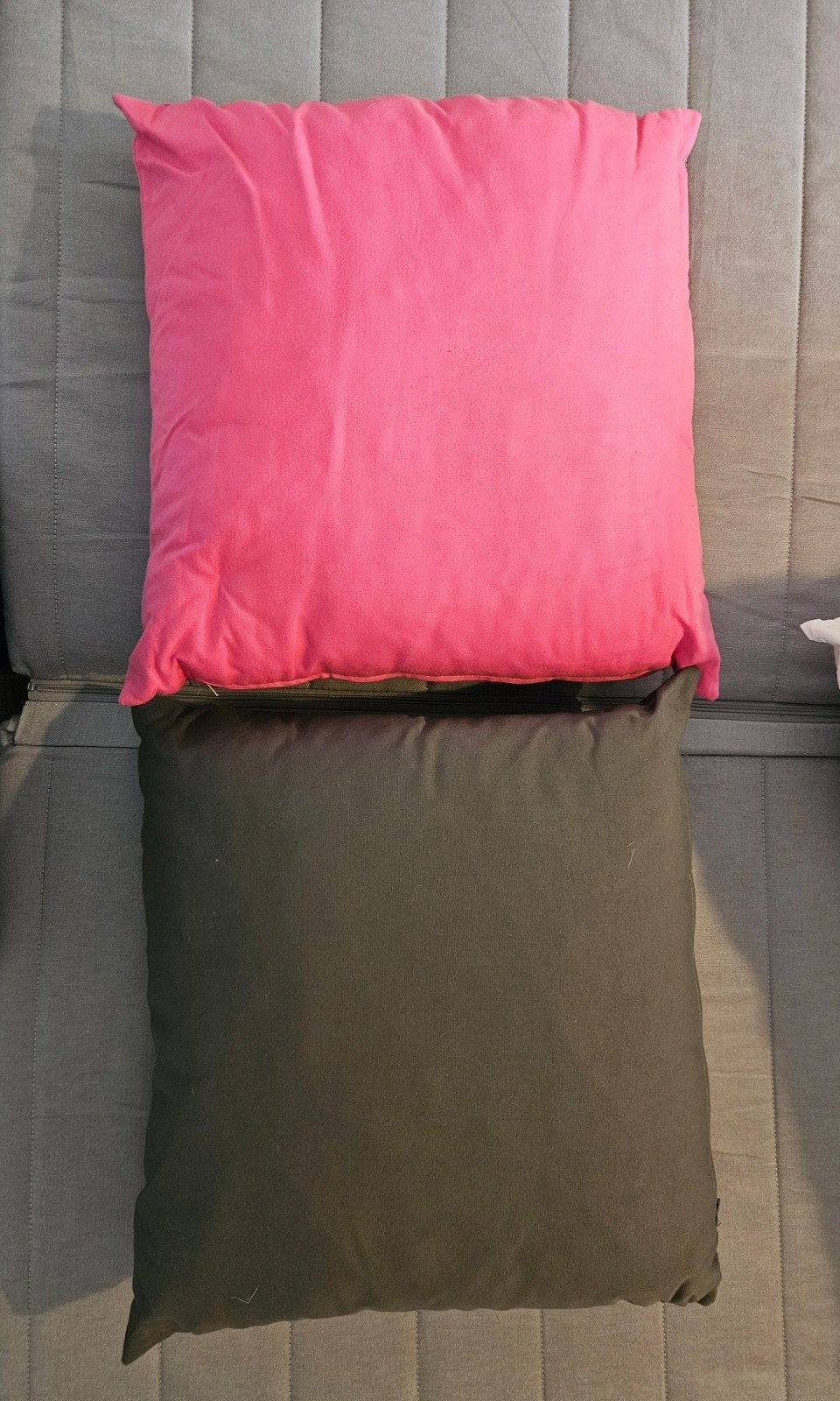 5 gratis kussens voor buiten 50/50 cm. 3 roze en 2 grijze ku, Ophalen, Zo goed als nieuw