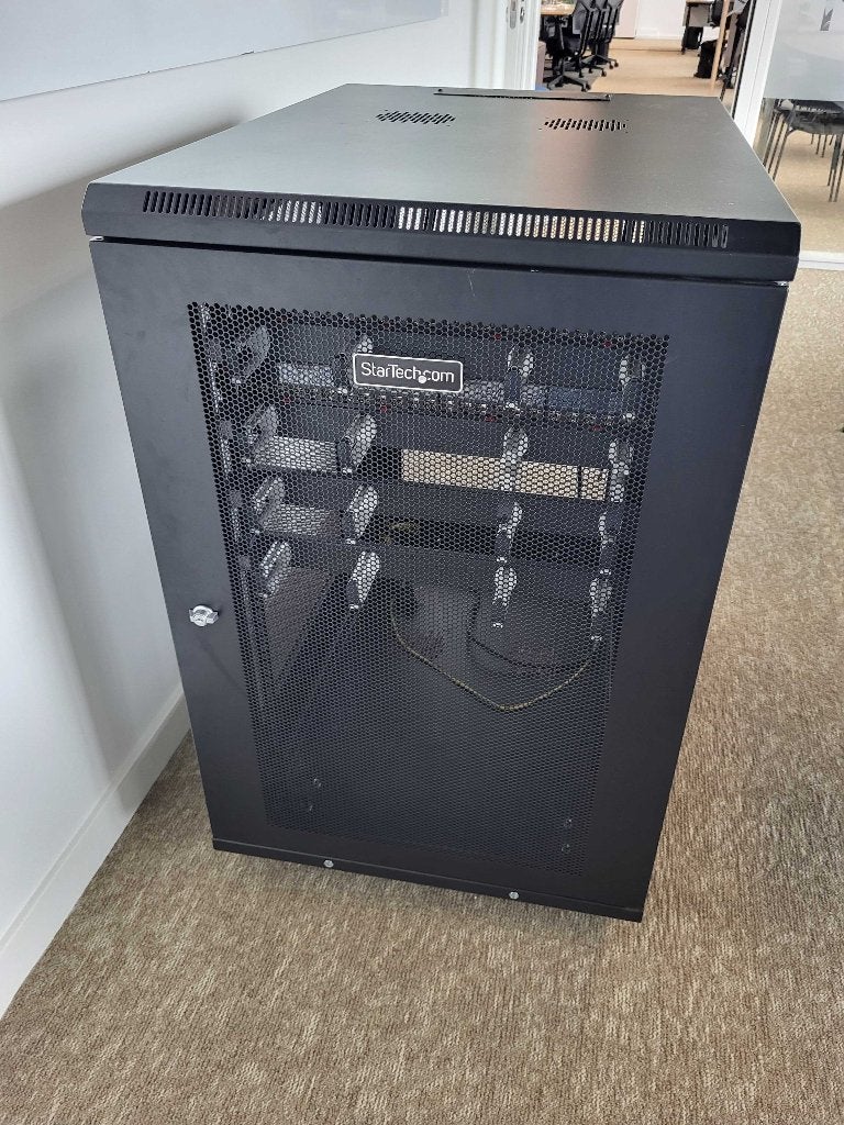 18U Serverkast Startech - 905x855x600mm, Ophalen, Zo goed als nieuw, Geperforeerd, Geperforeerd