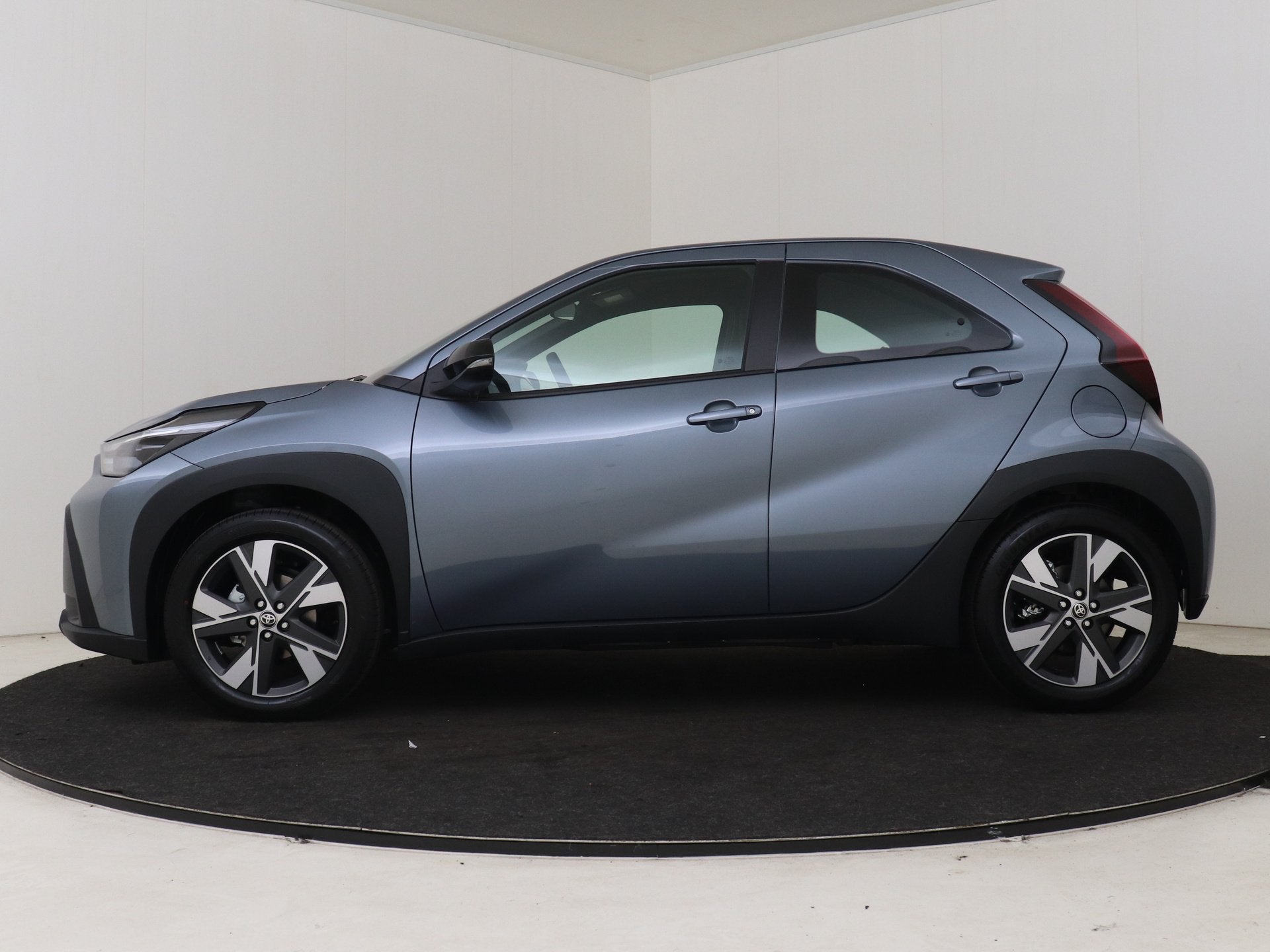 Toyota Aygo X Hybrid 115 play Go Pack | DEMO & DIRECT LEVERB, Stof, Zwart, 4 stoelen, 116 pk