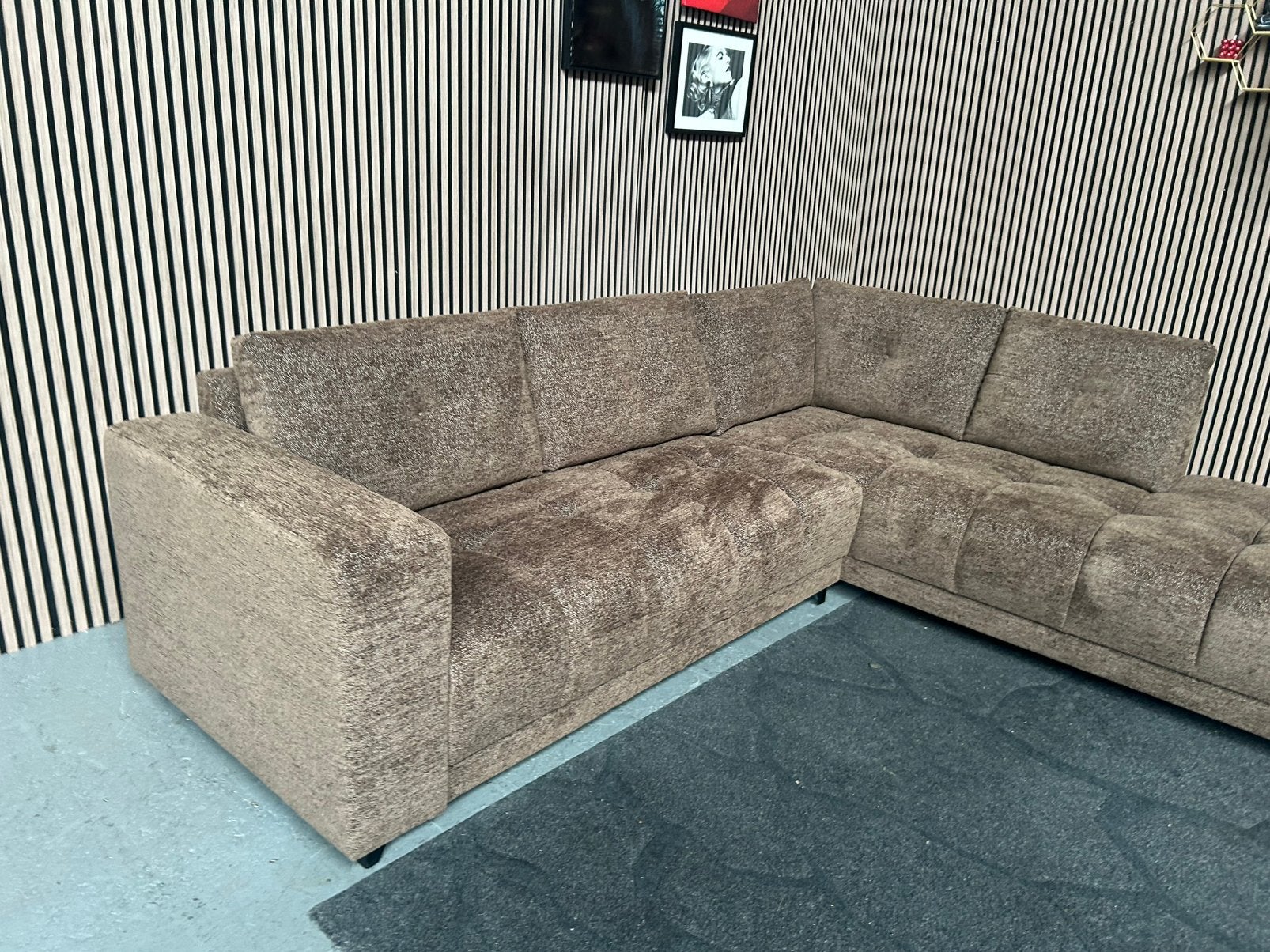 GRATIS LEVERING Hoekbank Bruin 270X220 SHOWROOMMODEL, 250 tot 300 cm, Hoekbank, Nieuw, Ophalen of Verzenden