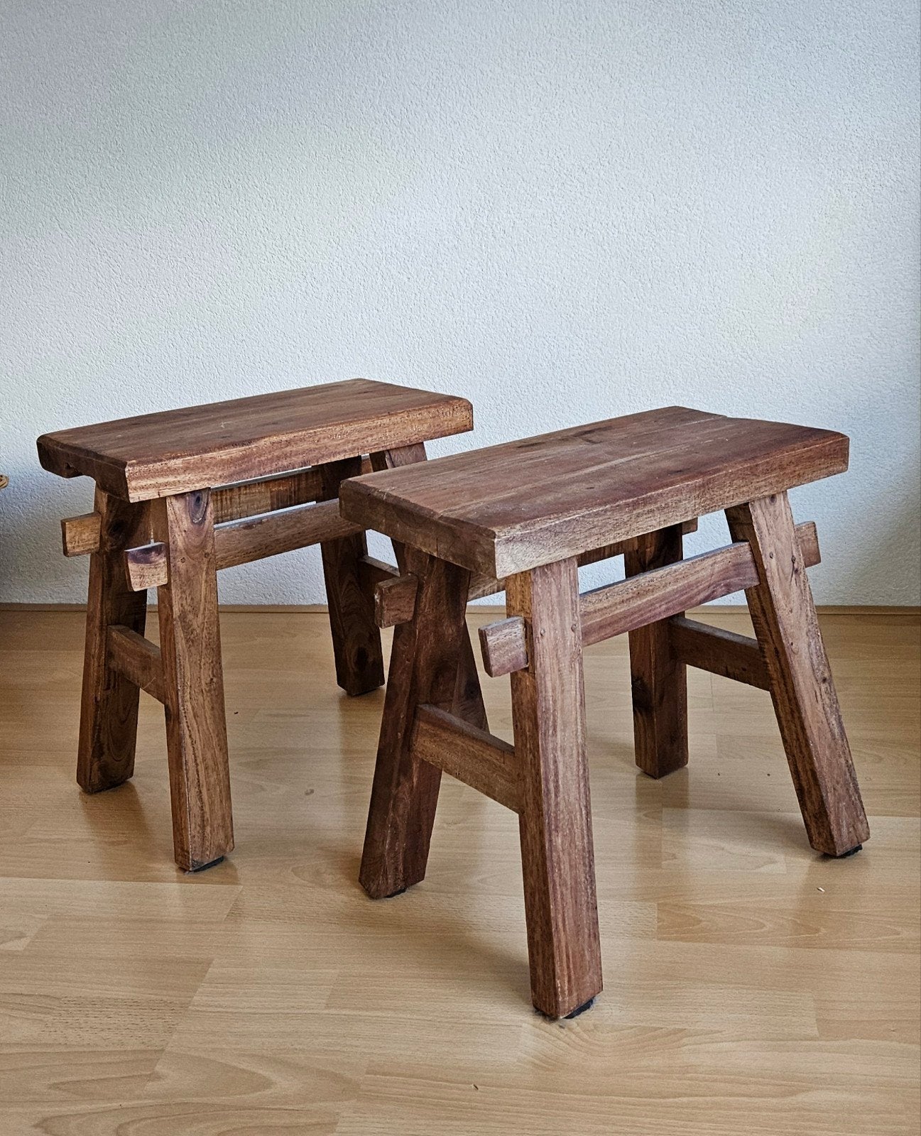 2 rustiek houten bijzet tafeltjes / krukjes, Minder dan 55 cm, Zo goed als nieuw, Rechthoekig, Hout