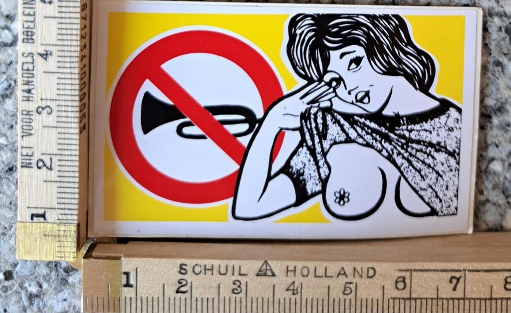 Vintage sticker Verboden toeteren blote vrouw strip sexy, Verzamelen, Ophalen of Verzenden, Zo goed als nieuw