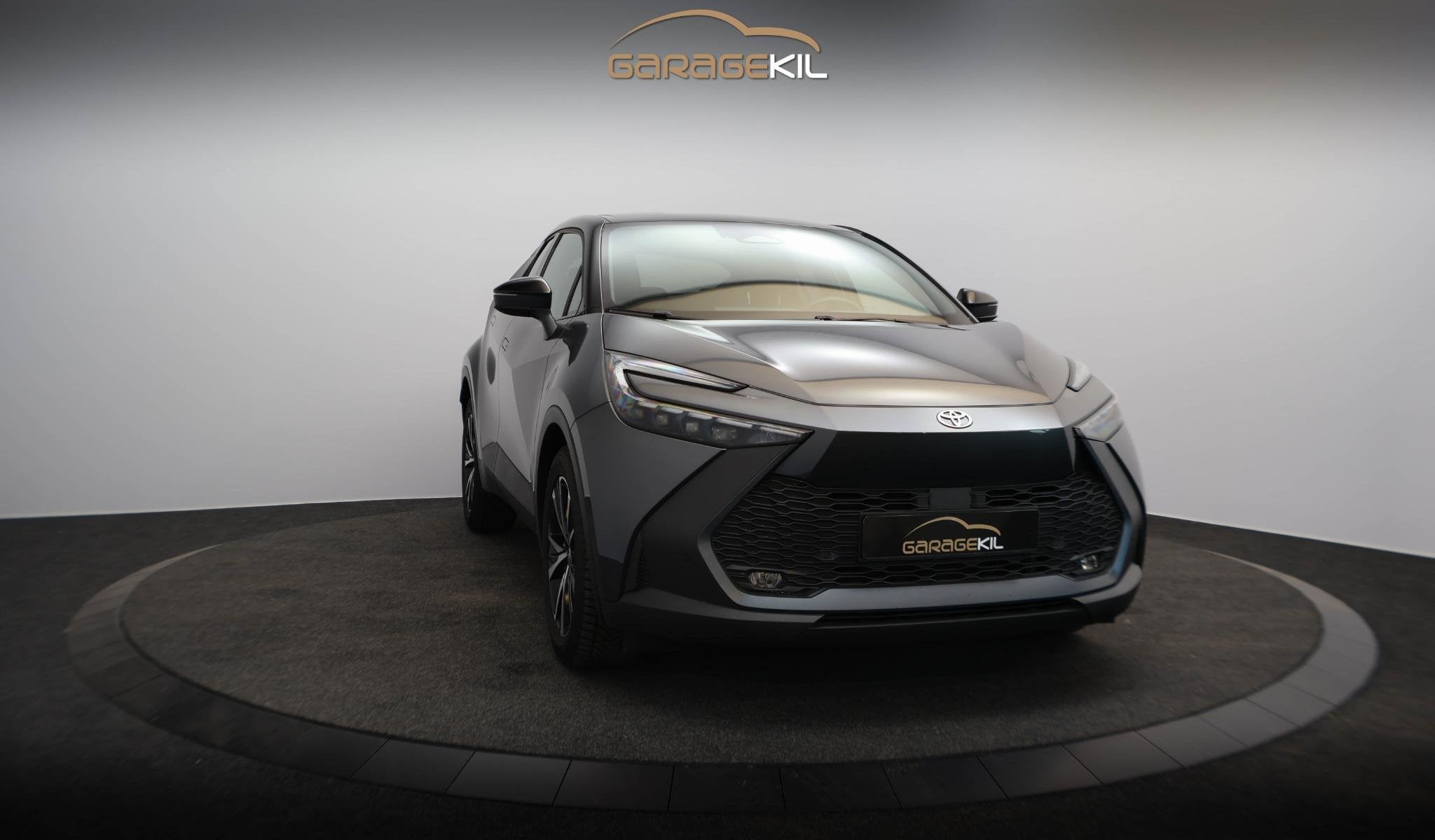 Toyota C-HR 1.8-l-VVT-i Hybrid Team Deutschland Dealerdonder, Stof, Zwart, 4 cilinders, Bedrijf