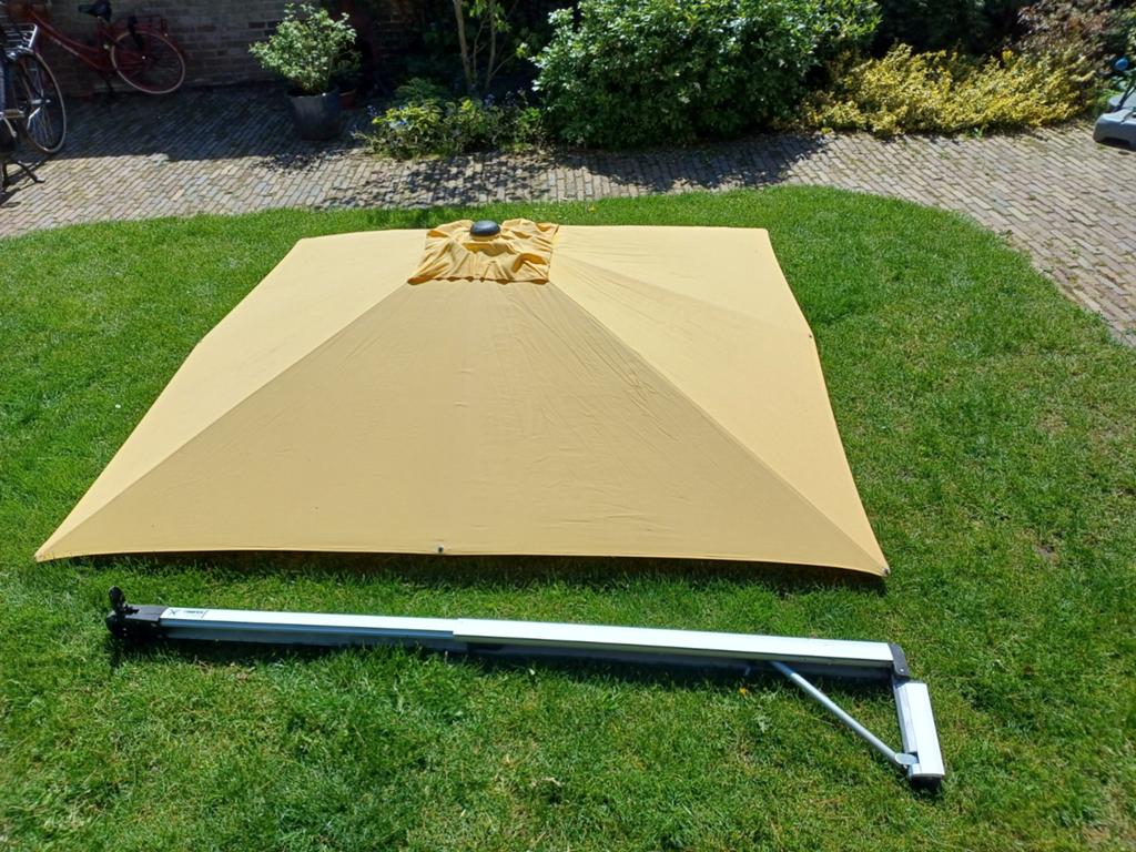 2 identieke gele wandparasols - L'Ambrero, Ophalen, Gebruikt, 2 tot 3 meter, Stokparasol