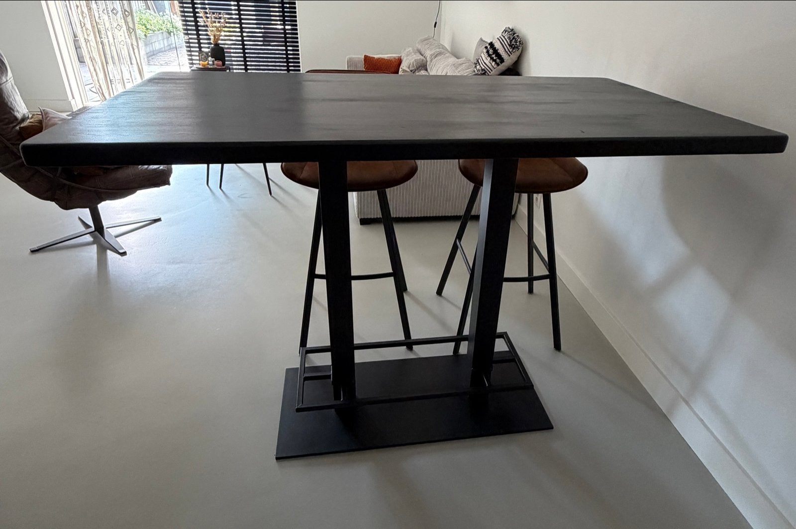 Zwarte bartafel met 2 bruine barstoelen, Huis en Inrichting, Barren, Ophalen, Gebruikt