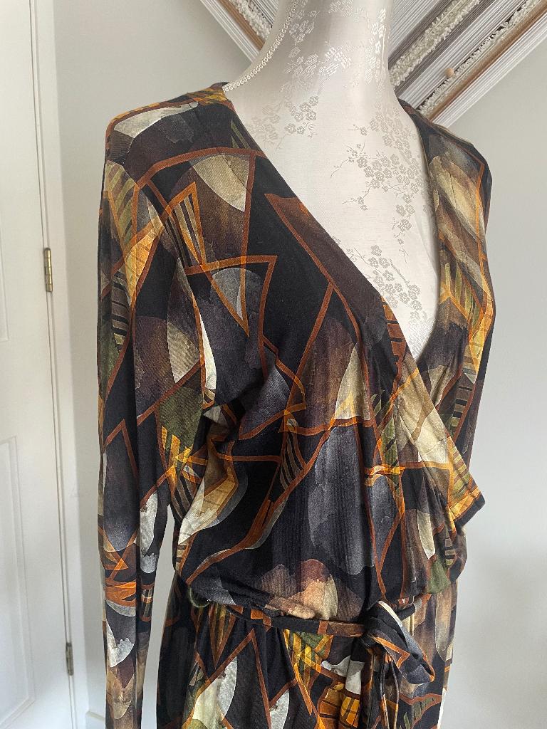 Overslag jurk met trendy design. Maat XL, Kleding | Dames, Maat 42/44 (L), Nieuw, Ophalen of Verzenden, Onder de knie
