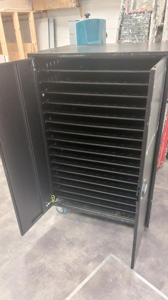 Laptopkar - Mobiele opslag en oplaadstation, Computers en Software, Ophalen of Verzenden, Gebruikt