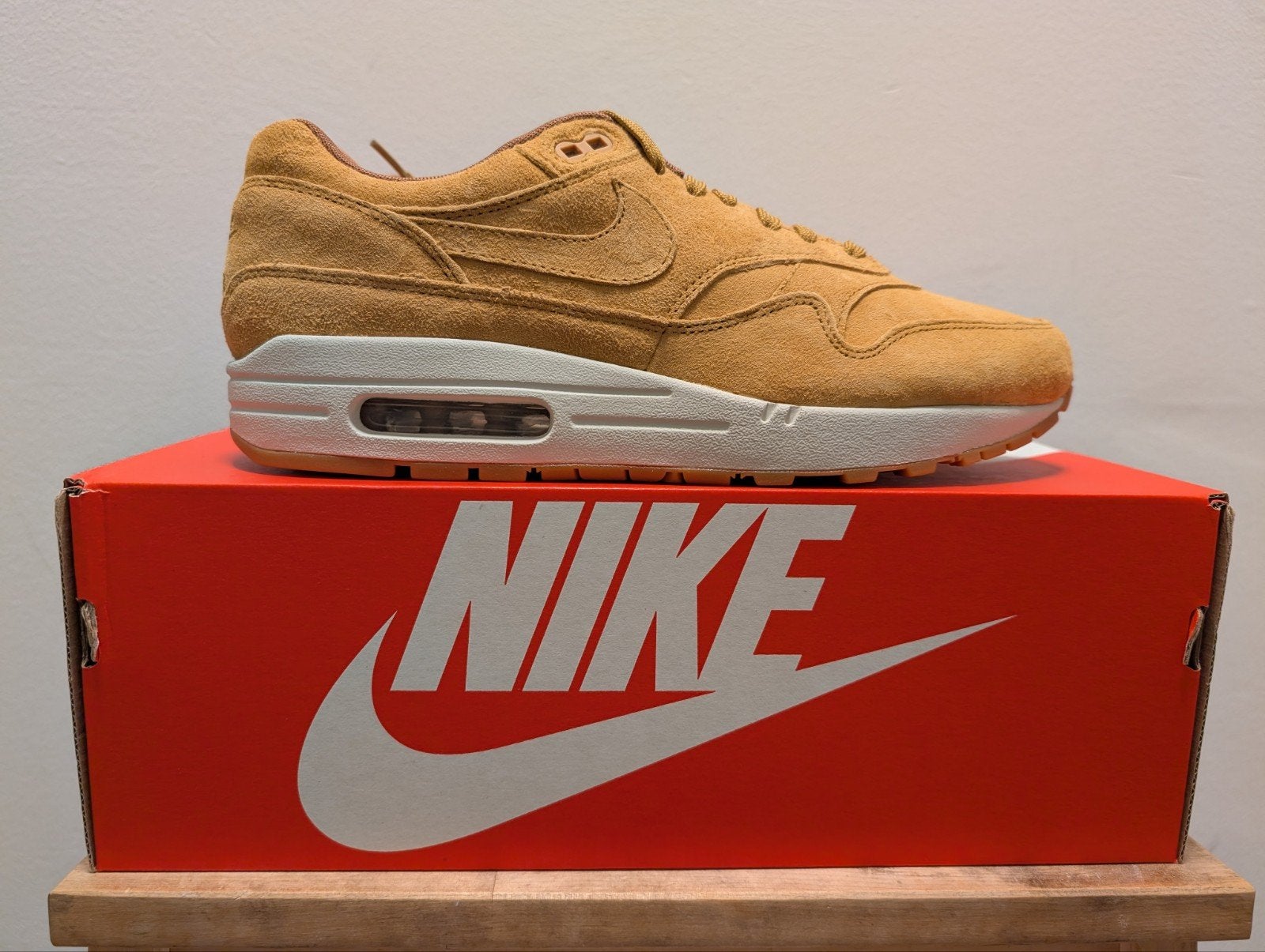 Nike Air Max 1 Wheat (2018) 43, Nike air max, Overige kleuren, Nieuw, Ophalen of Verzenden