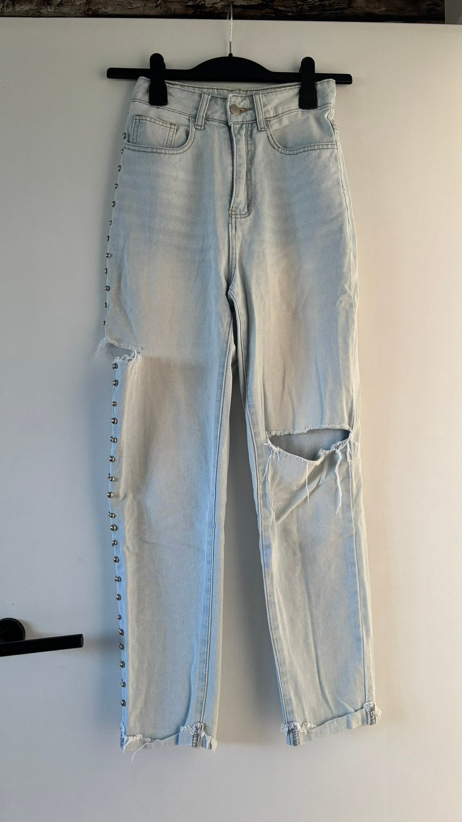 Licht blauw spijkerbroek ripped jeans met studs maat xs, Ophalen of Verzenden, Zo goed als nieuw, Blauw, W27 (confectie 34) of kleiner