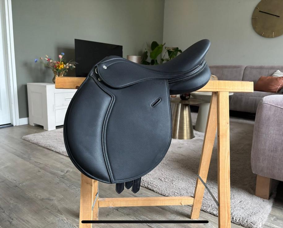 Net Fouganza 16 inch zadel met verwisselbaar kopijzer, Dieren en Toebehoren, Paarden en Pony's | Zadels, Ophalen of Verzenden