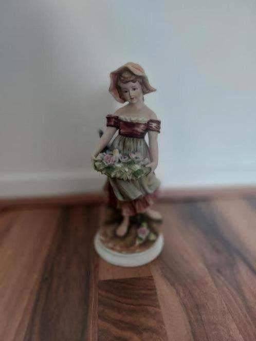 Vintage porseleinen beeld Akita Kowa-vrouw met bloemen, Ophalen of Verzenden