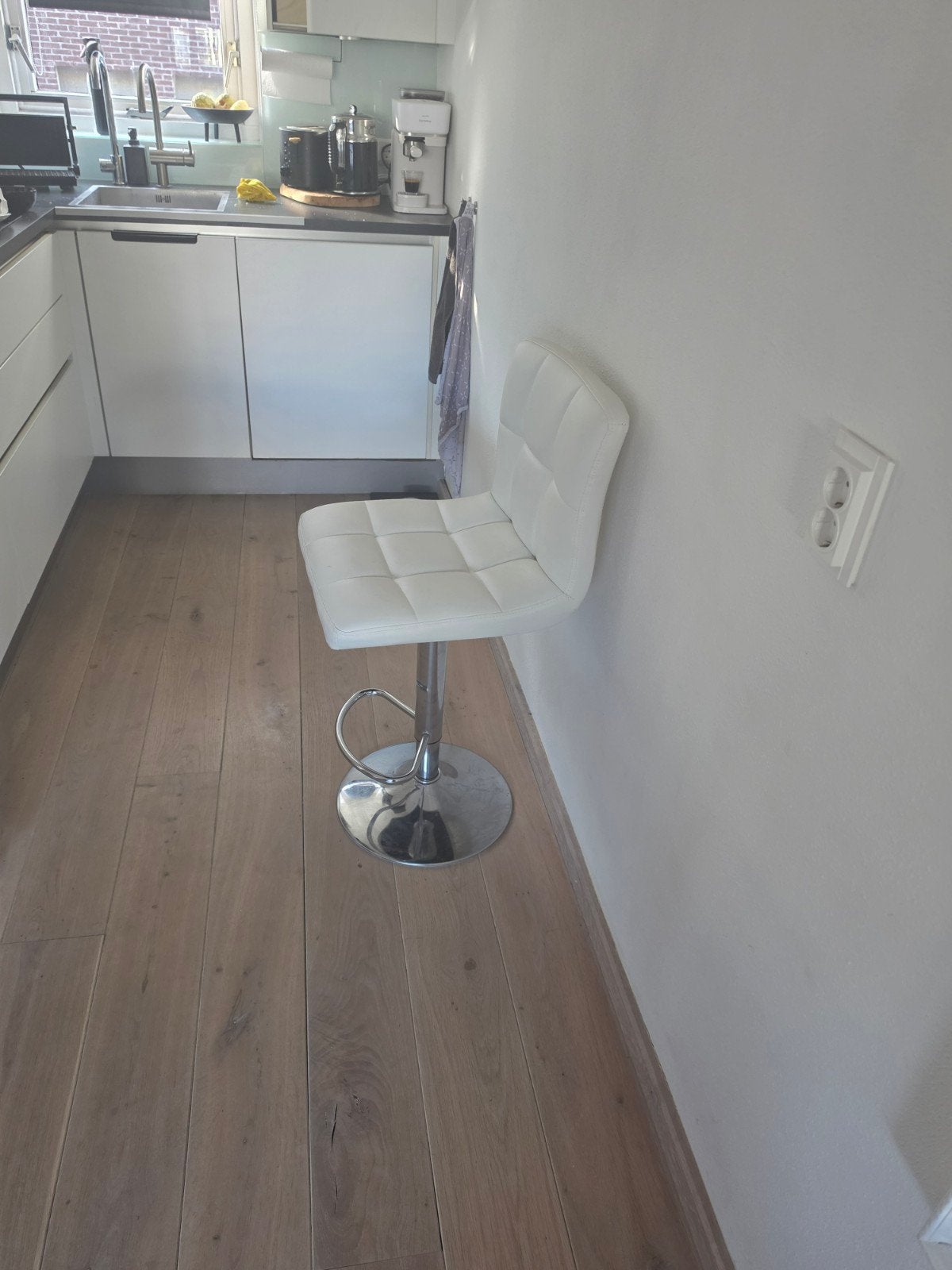 Witte barkruk met rugleuning en voetsteun, Huis en Inrichting, Ophalen, Kunststof, Zo goed als nieuw, In hoogte verstelbaar