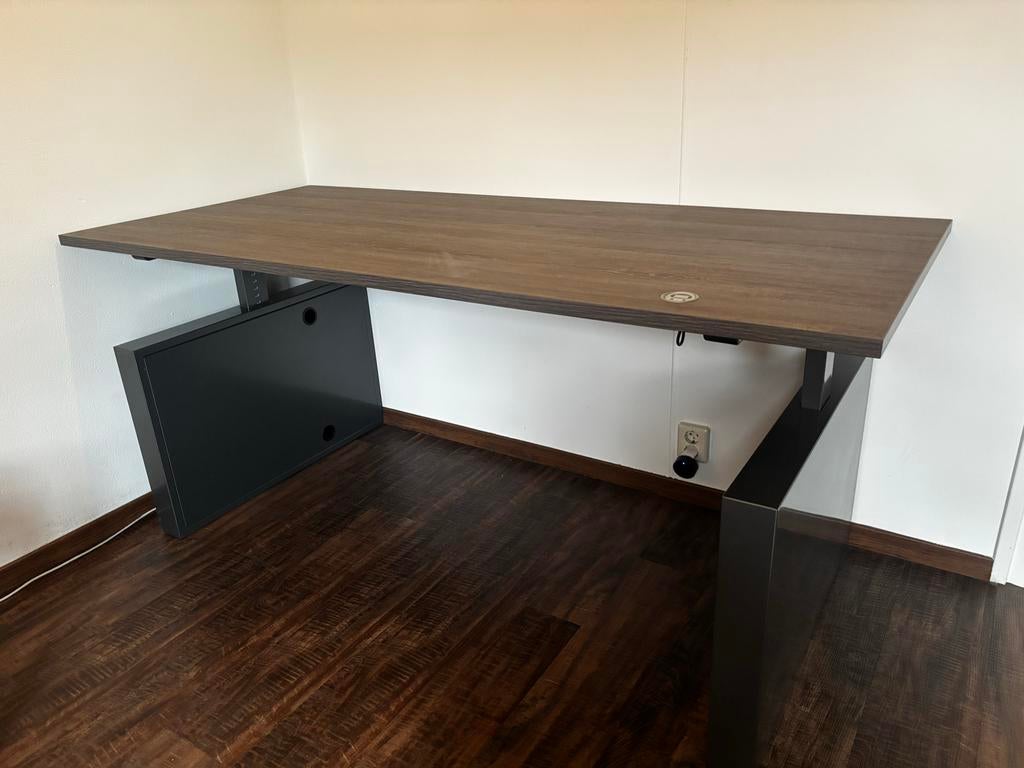 Vela Step elektrisch verstelbaar bureau - donker eiken, Ophalen, Elektrisch, 180 cm, Bruin