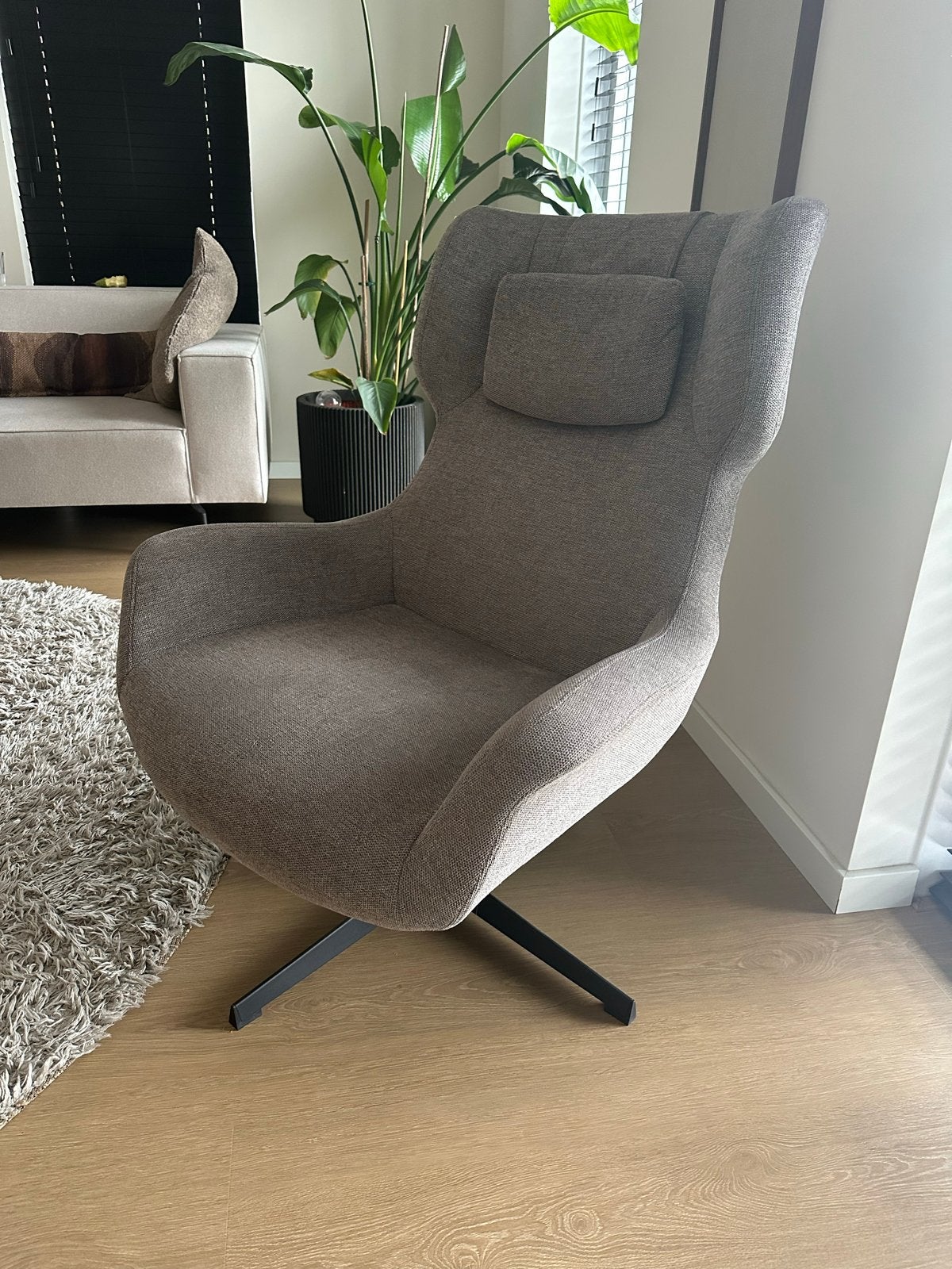 Kave Home Zalina draaibare fauteuil, lichtbruin chenille, Huis en Inrichting, Ophalen, Gebruikt, Stof, 75 tot 100 cm