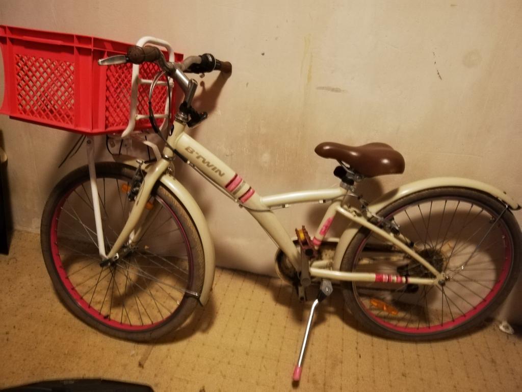 B'twin meisjesfiets 24 inch met mandje, Fietsen en Brommers, Fietsen | Meisjes, Ophalen of Verzenden
