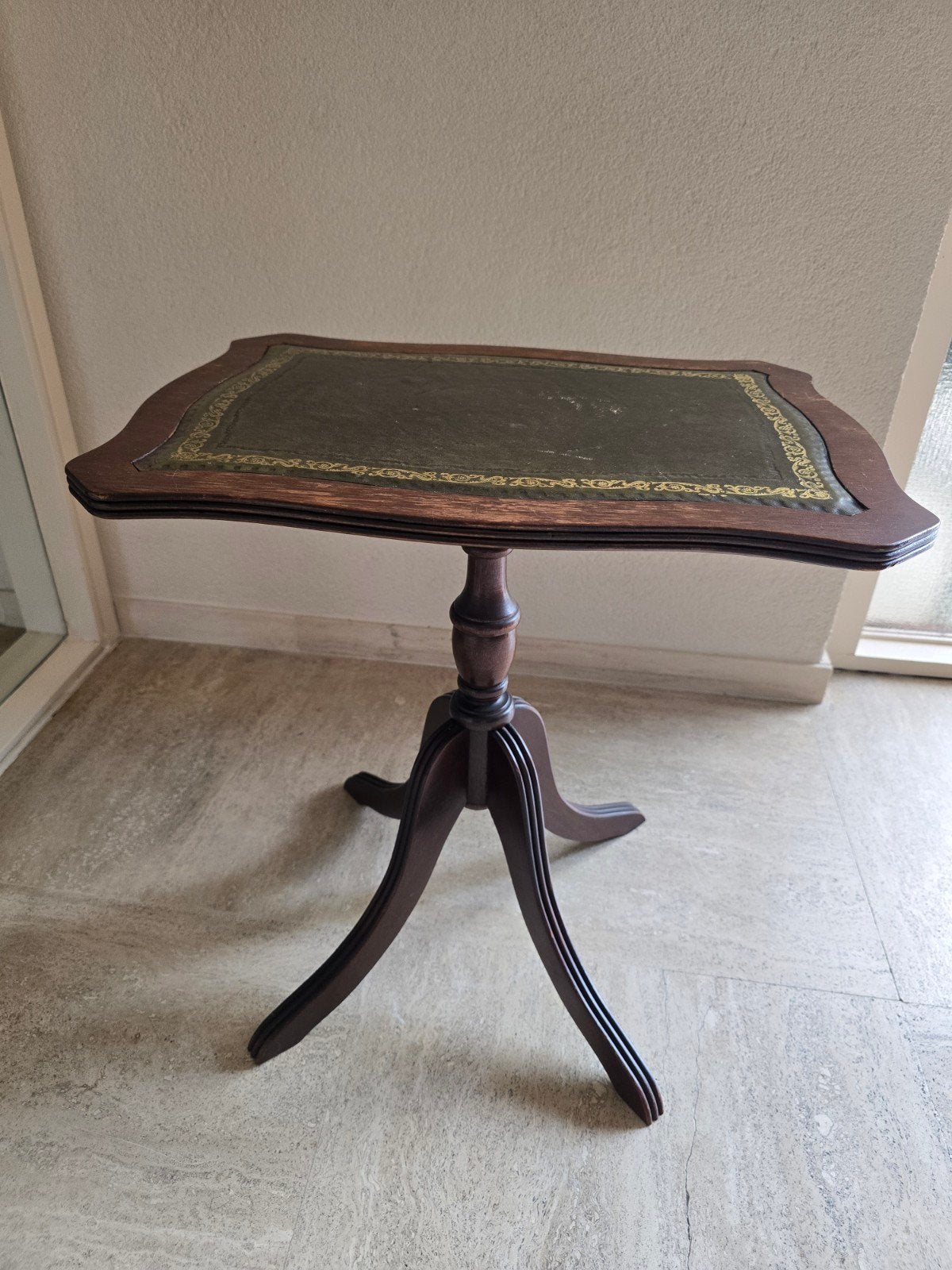 Antieke Victoriaanse salontafel met groen lederen blad, Antiek en Kunst, Antiek | Meubels | Tafels, Ophalen