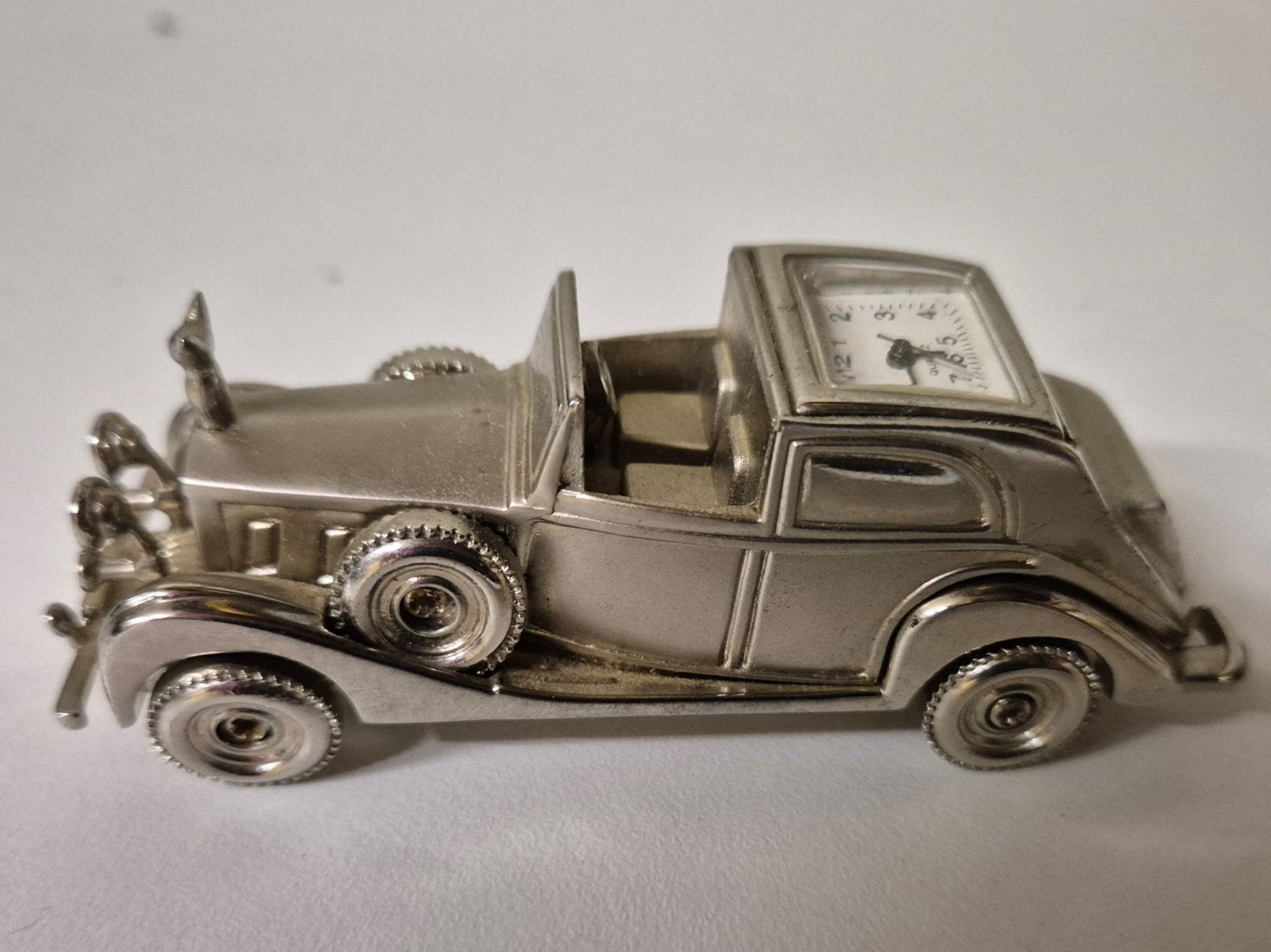 Verzilverde Rolls Royce miniatuur met klokje, Antiek en Kunst, Ophalen of Verzenden