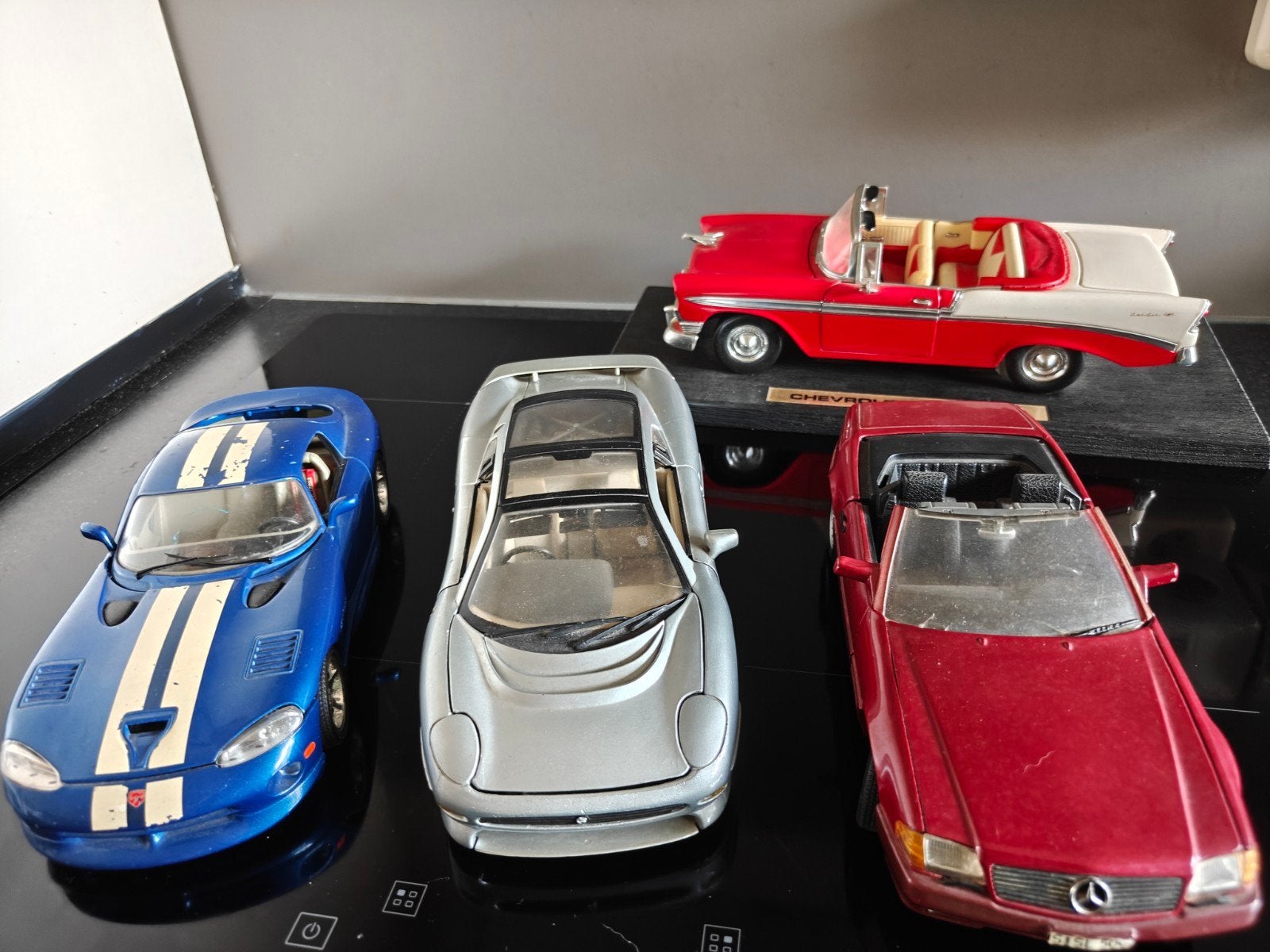 4 schaalmodellen 1:18: Jaguar, Dodge, Mercedes, Chevrol, Ophalen of Verzenden