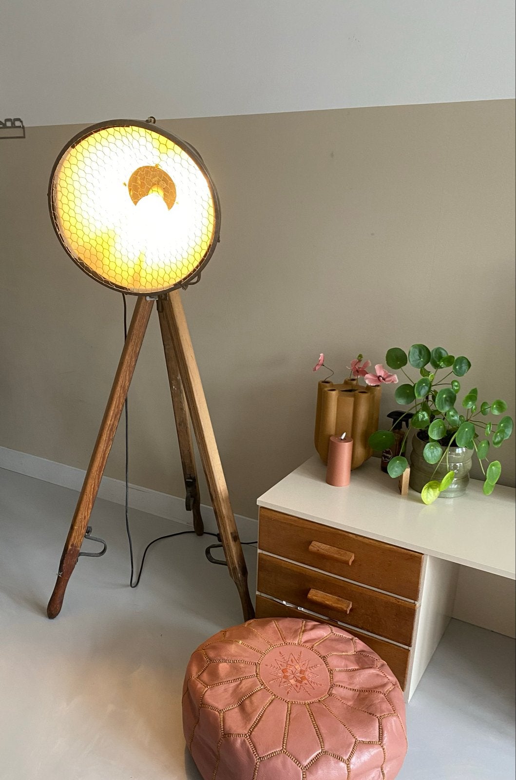 Vintage Industriële Spotlight Vloerlamp op Houten Statief, Ophalen, Gebruikt, Hout