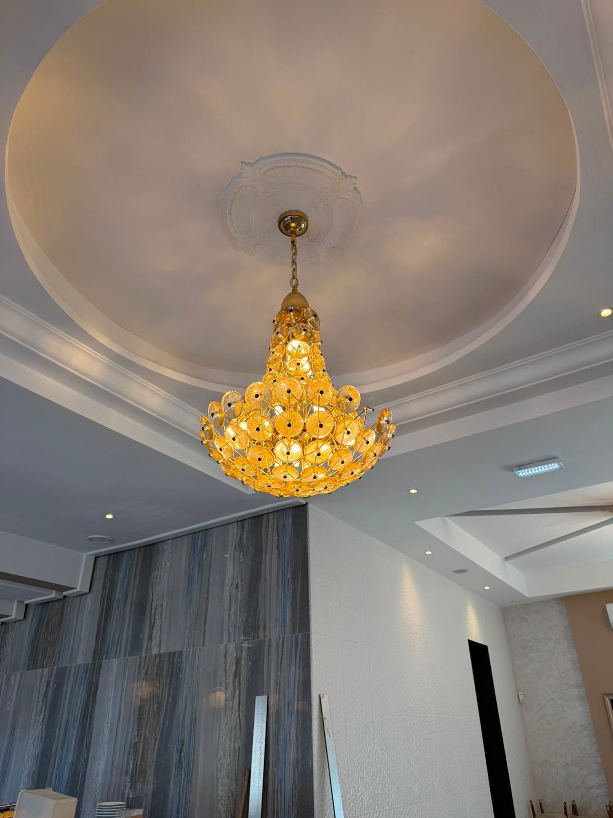 Luxe Kroonluchter met Gouden Details en Kristallen 2 stuks, Ophalen, Gebruikt, Metaal, Overige fittingen