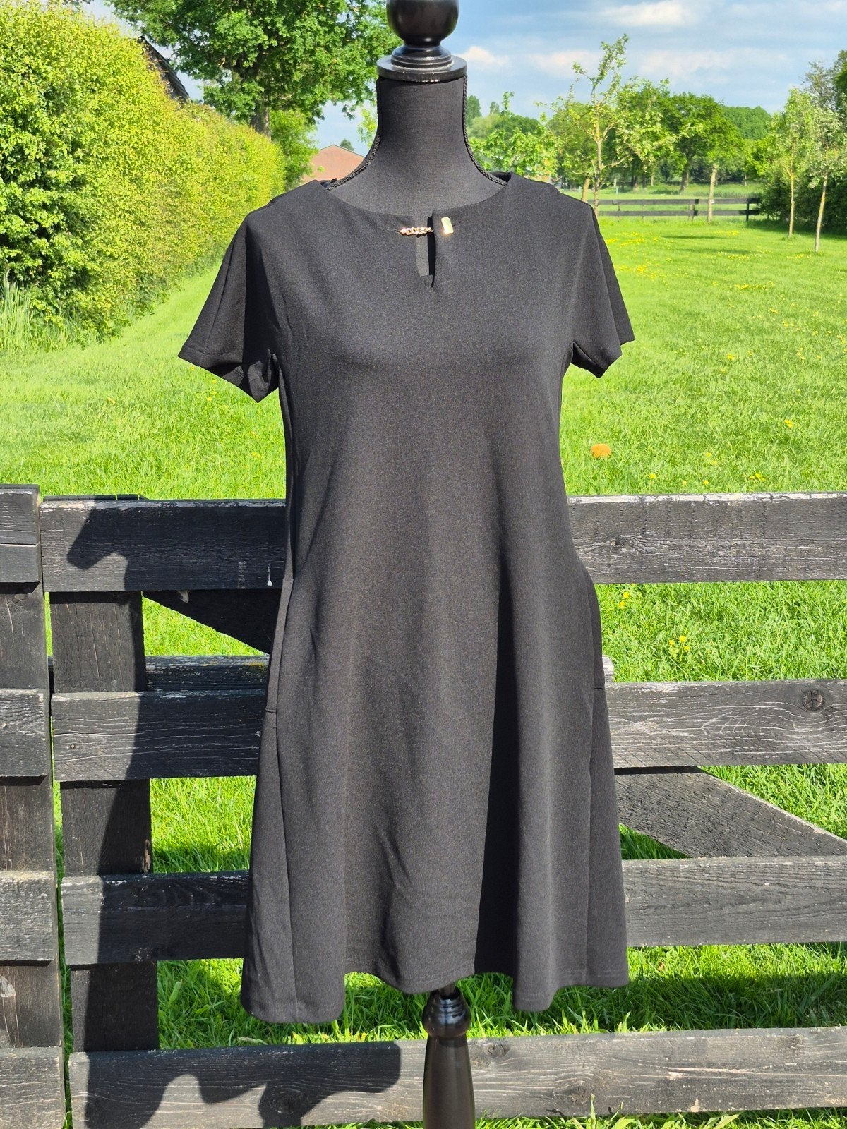 zwarte travelstof jurk Only-M met zakken maat 34, Kleding | Dames, Jurken, Maat 38/40 (M), Zwart, Ophalen of Verzenden, Zo goed als nieuw