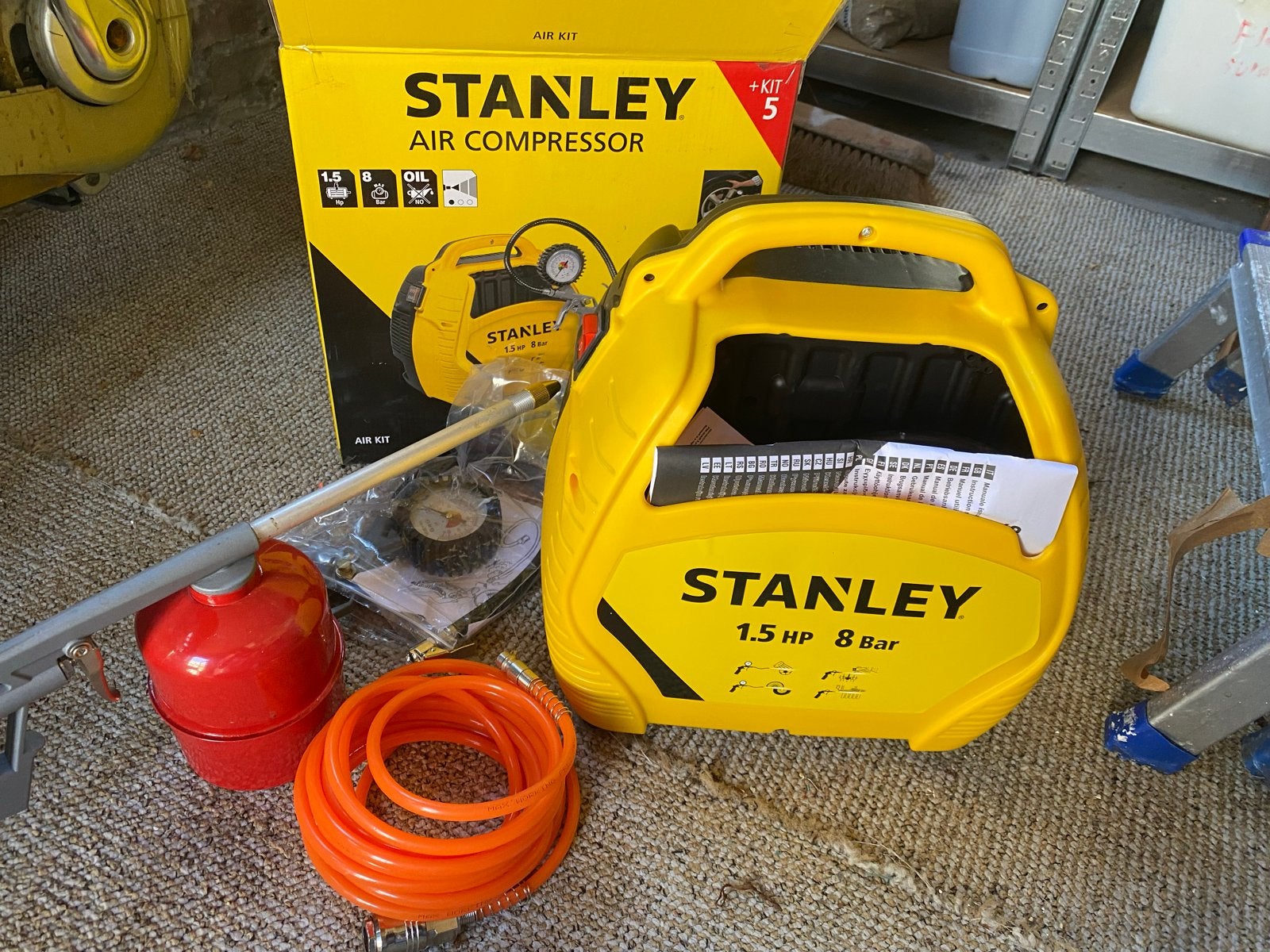 Stanley Luchtcompressor 1.5 PK 8 Bar met Air Kit, 6 tot 10 bar, Ophalen of Verzenden, Zo goed als nieuw, Minder dan 200 liter/min