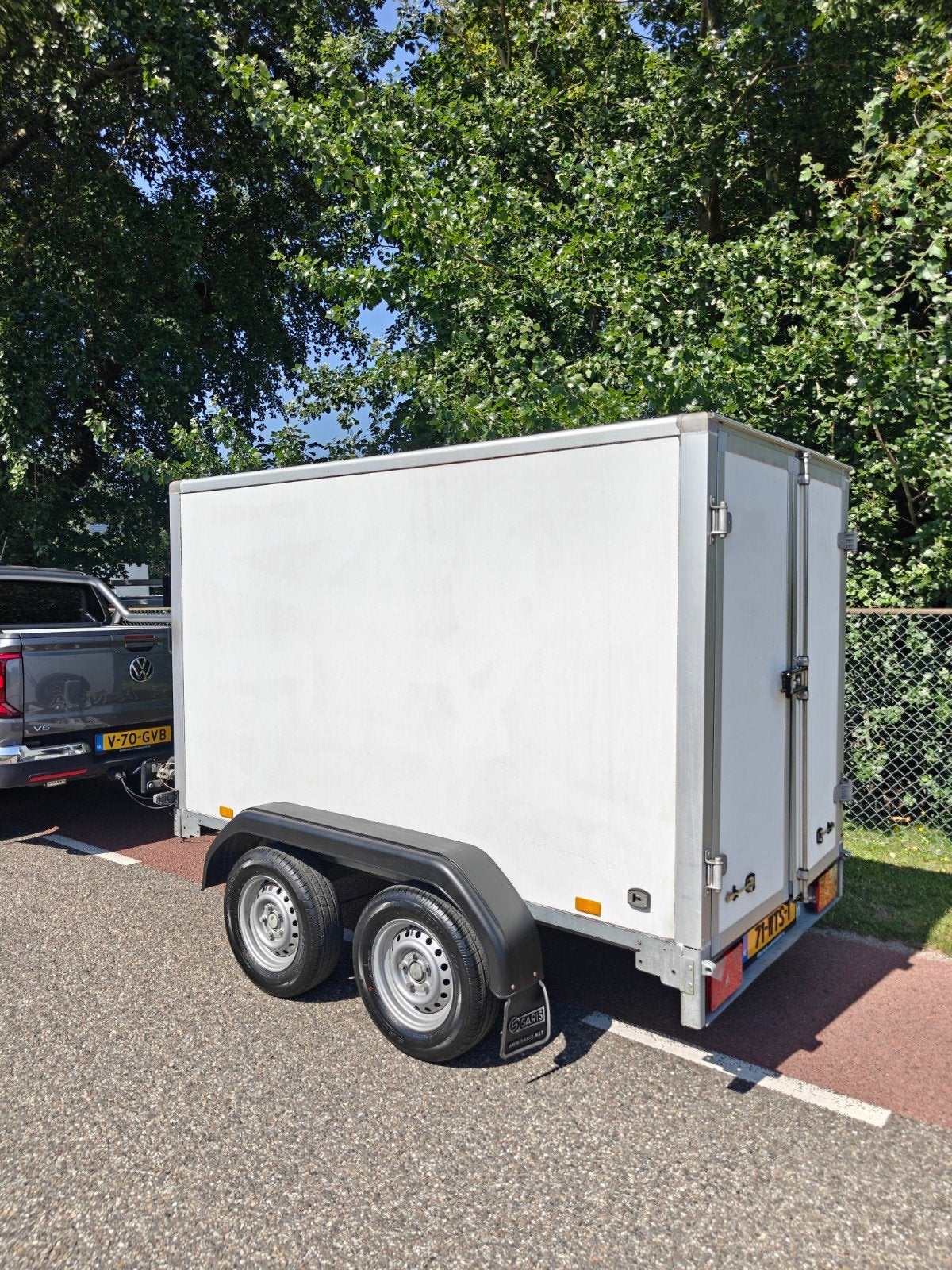 Saris gesloten aanhanger 2000KG, Ophalen of Verzenden, Zo goed als nieuw
