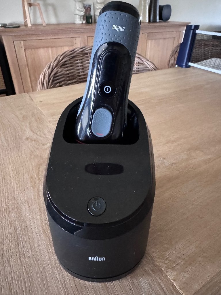 Braun Series 5 scheerapparaat + cleaning station, Ophalen of Verzenden, Gebruikt, Scheren en Epileren