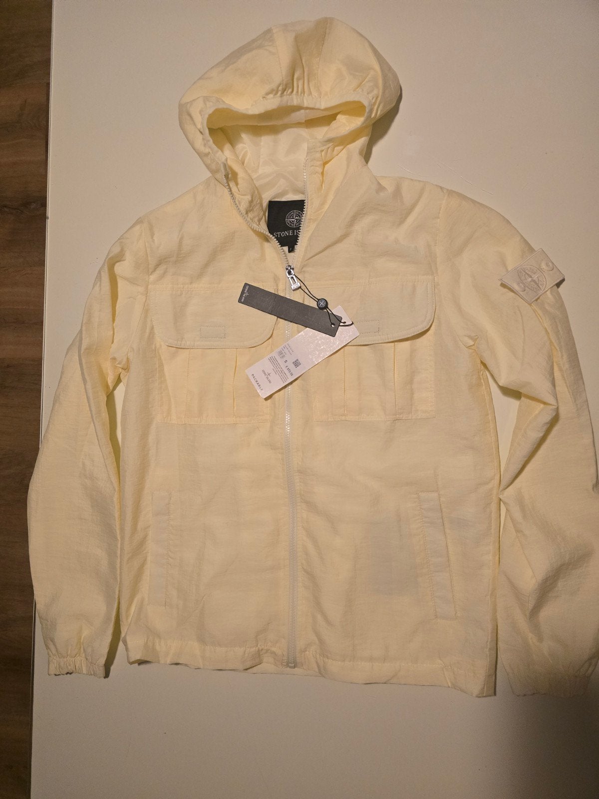 Nieuwe Stone Island Windjack - maat S, Ophalen of Verzenden, Nieuw, Maat 46 (S) of kleiner, Geel