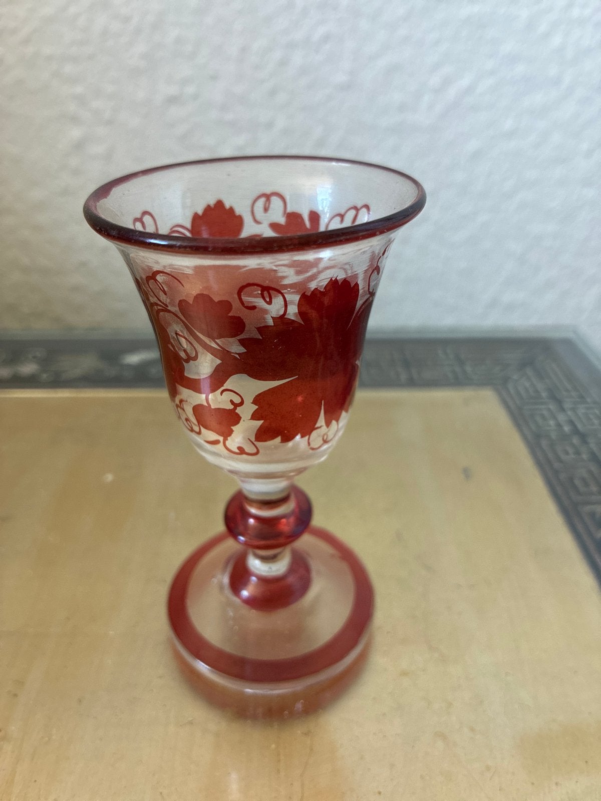 Antiek rood glazen borrelglas met druivenranken, Antiek en Kunst, Antiek | Glas en Kristal, Ophalen