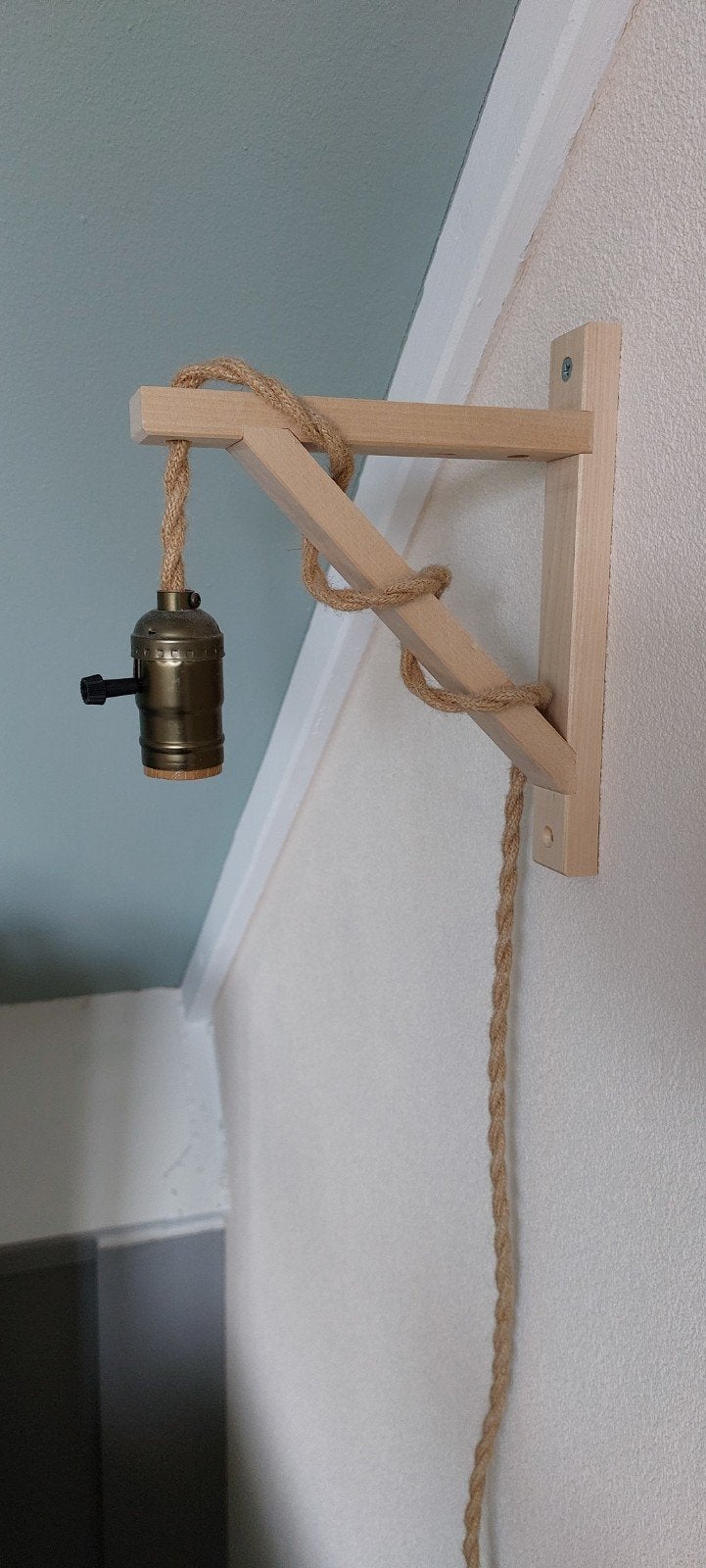 Rustieke wandlamp met touw en houten beugel, Met snoer/stekker, Bruin, Natuurlijk materiaal, Zo goed als nieuw
