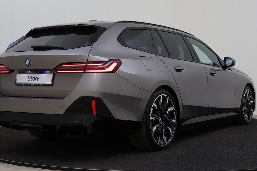 BMW i5 Touring eDrive40 M Sport / Panoramadak / Trekhaak / B, Auto's, BMW, Automaat, Achterwielaandrijving, Zwart, Nieuw