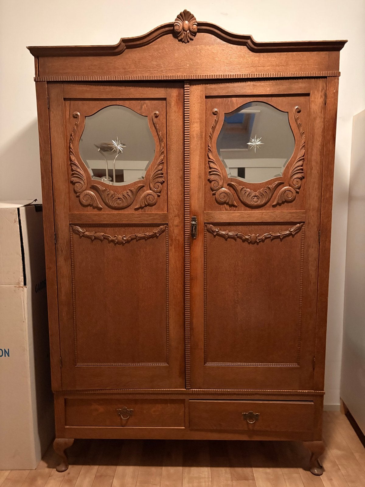 Antieke art deco kast met spiegeldeuren en houtsnijwerk, Antiek en Kunst, Antiek | Meubels | Kasten, Ophalen